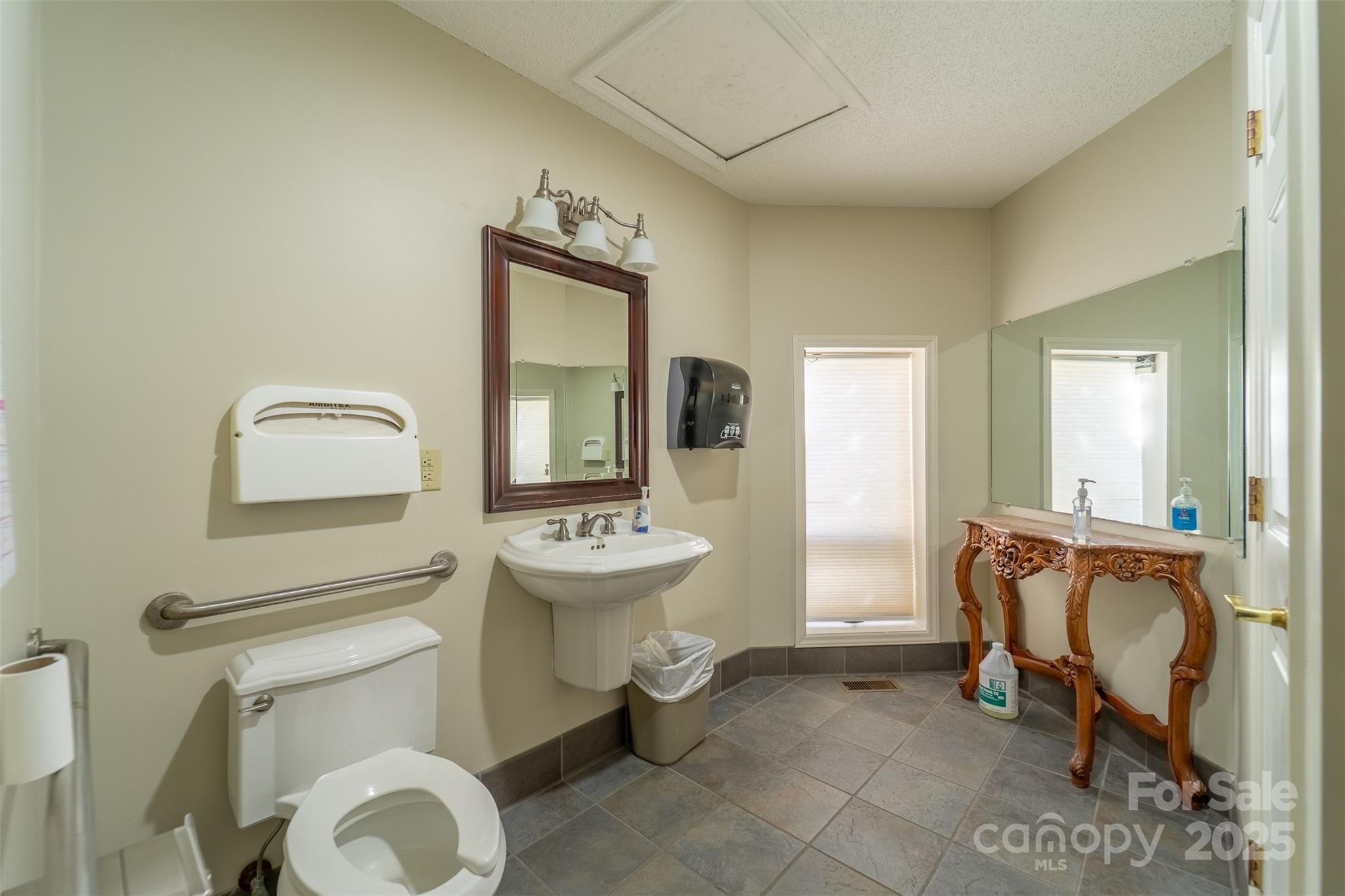 main property photo 28