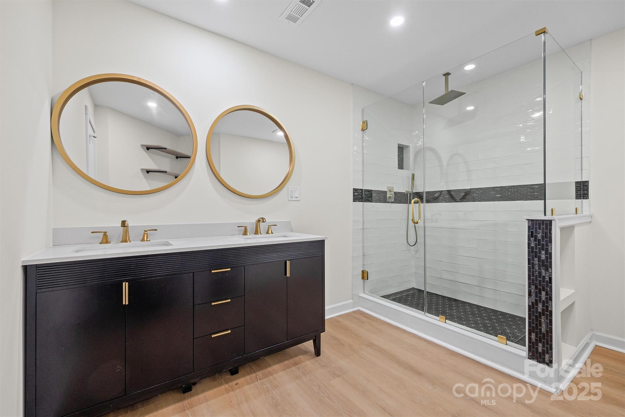 property viewer photo 18