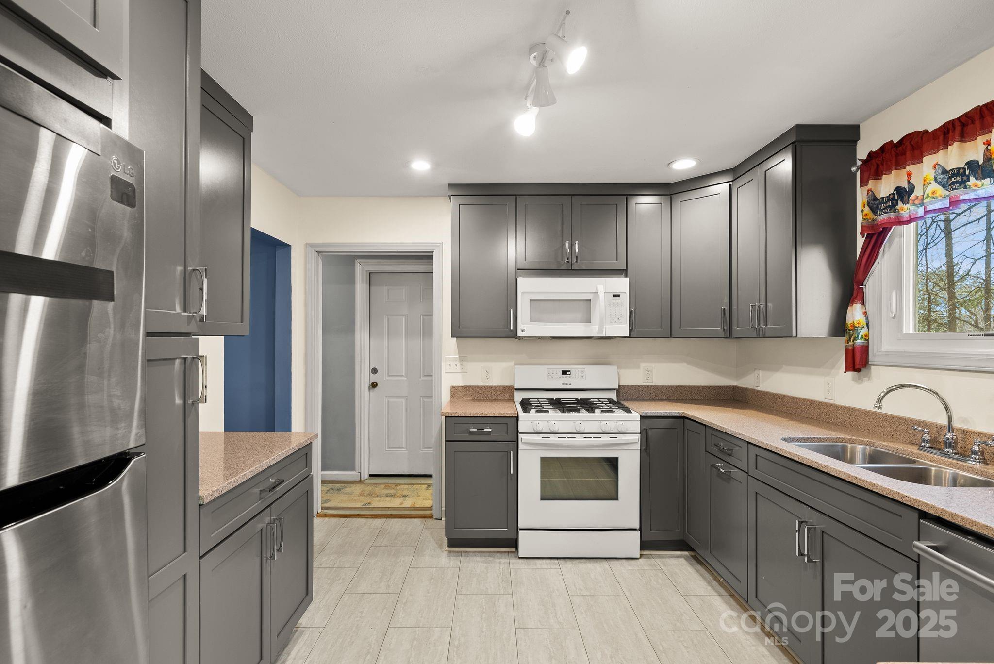 property viewer photo 10
