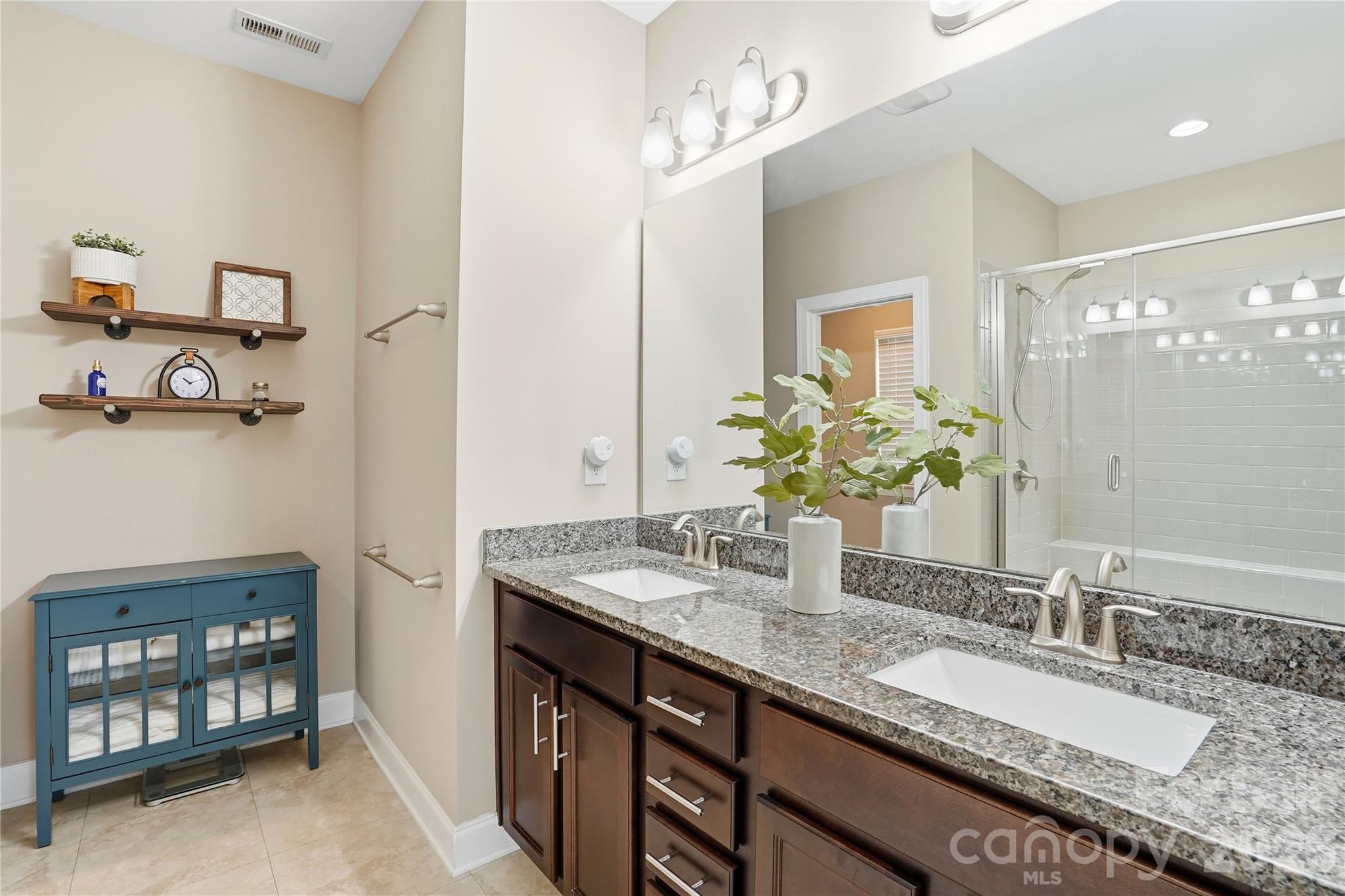 property viewer photo 16