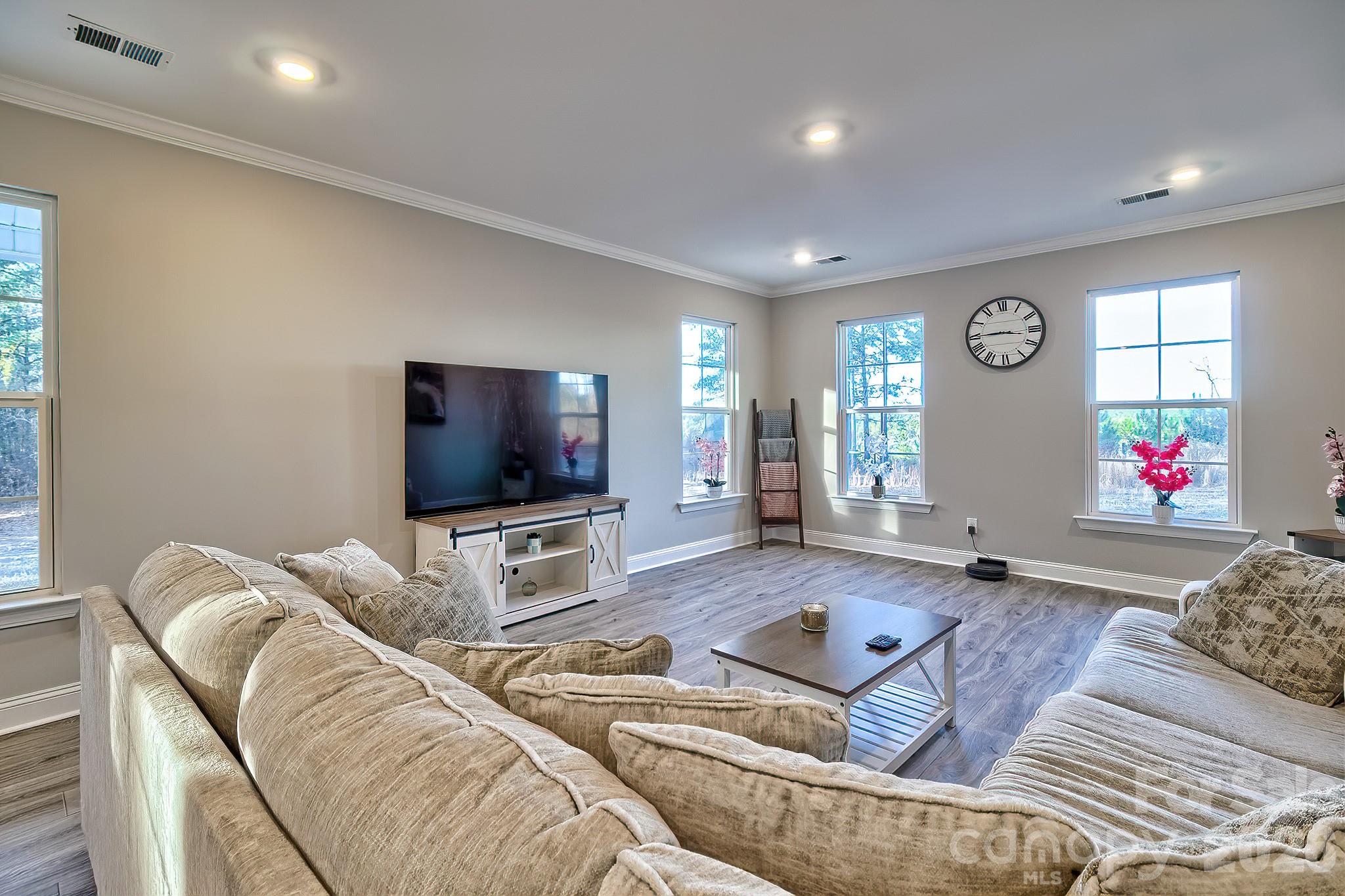 property viewer photo 23