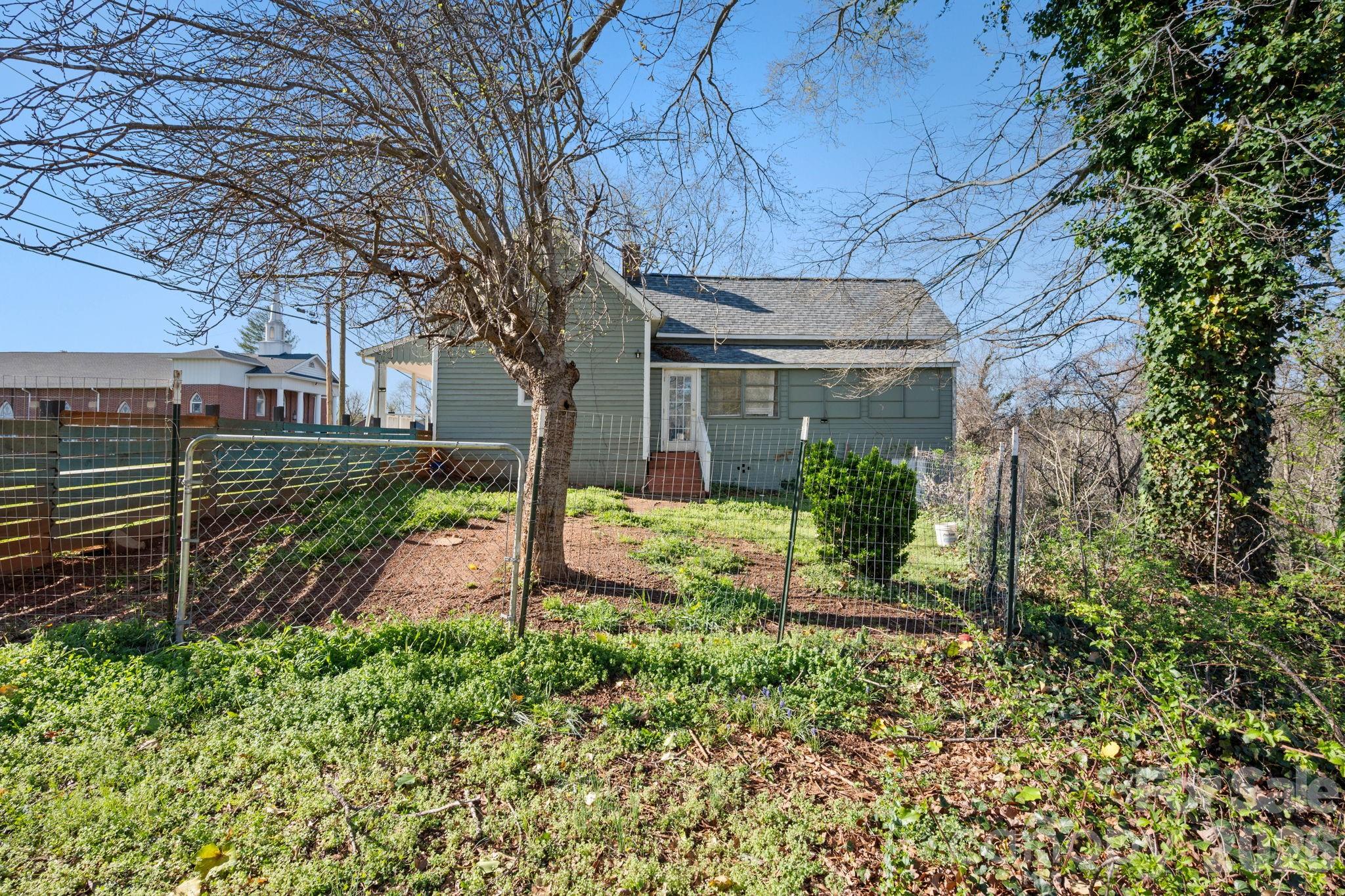 main property photo 28