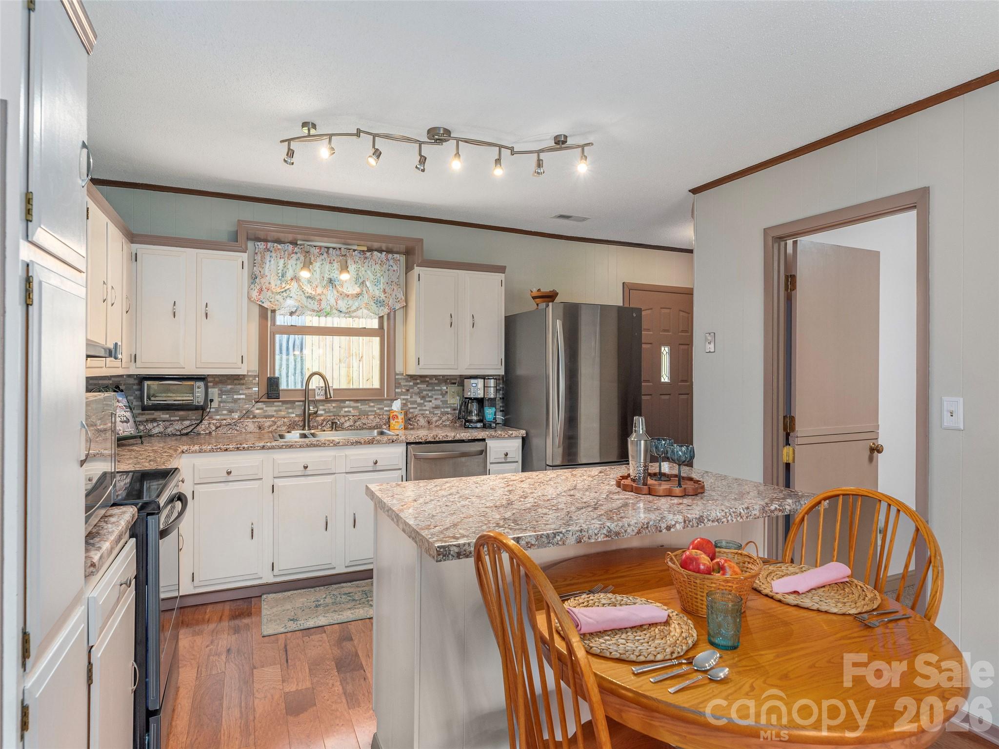 main property photo 8