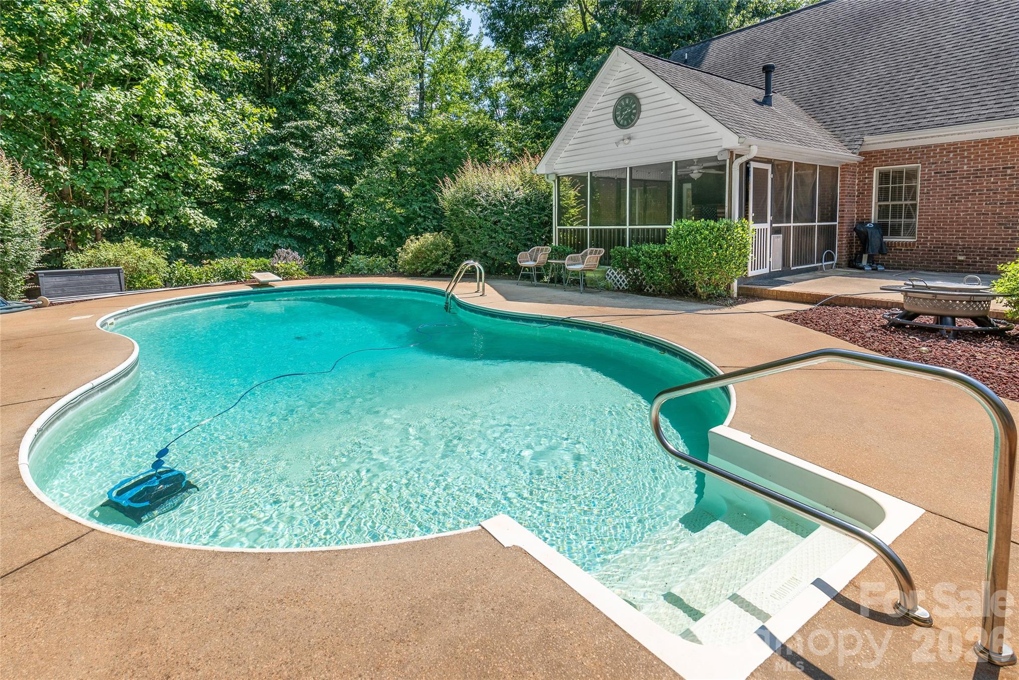 main property photo 40
