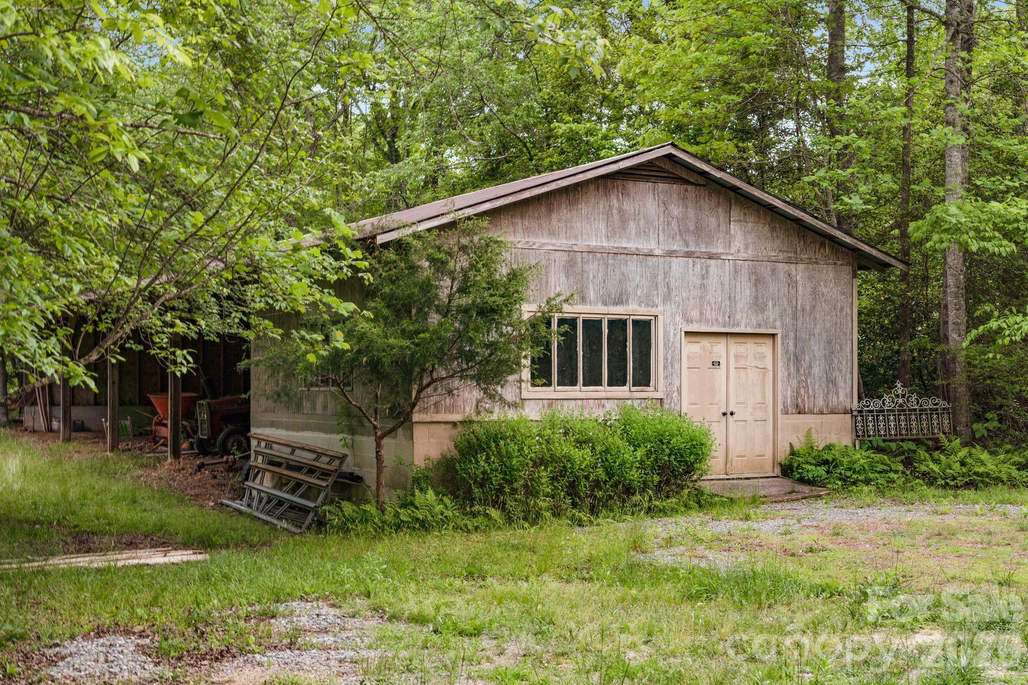 main property photo 28