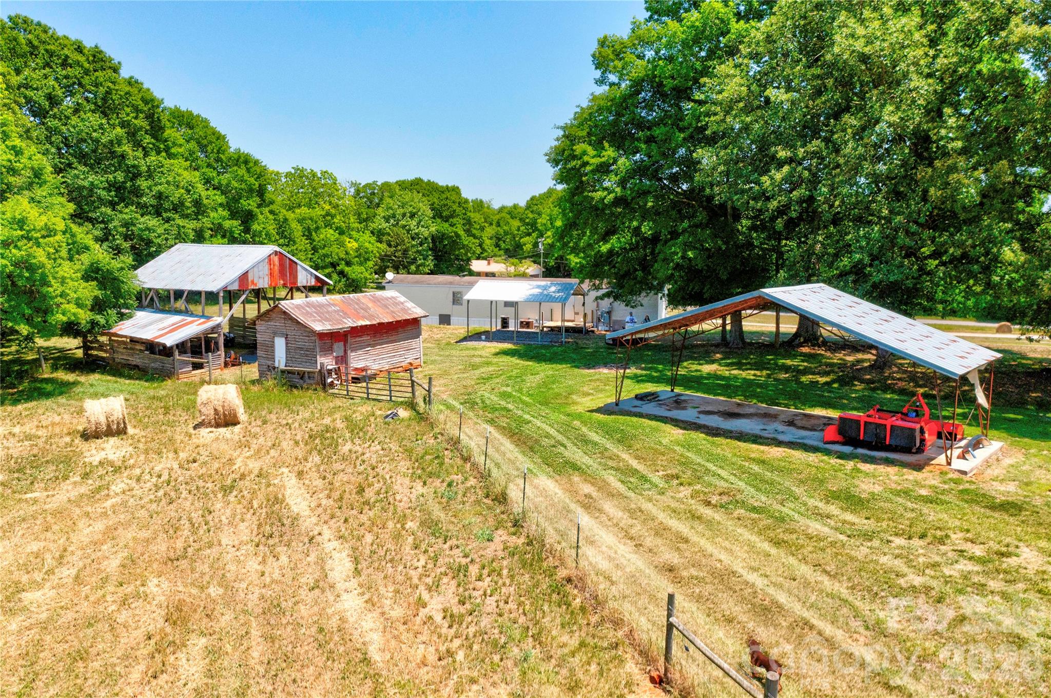 main property photo 10