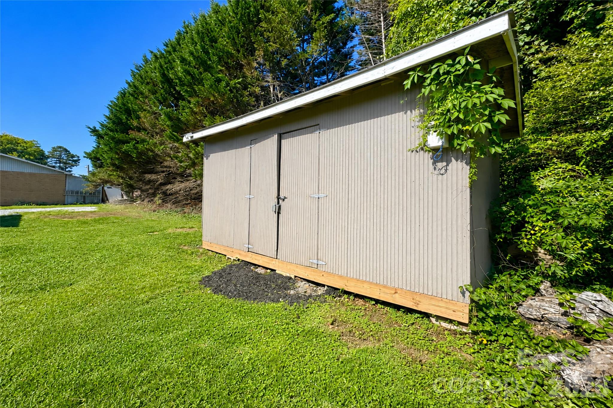 main property photo 28