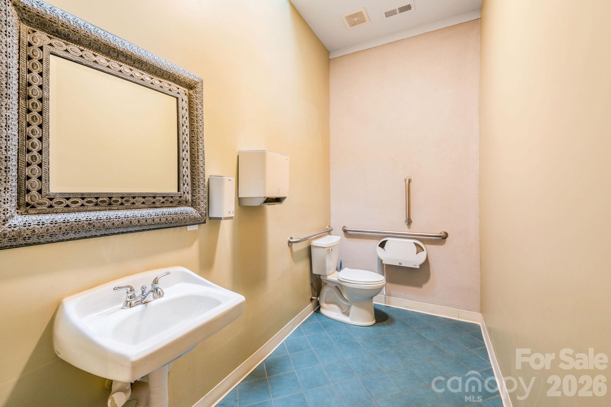 main property photo 28