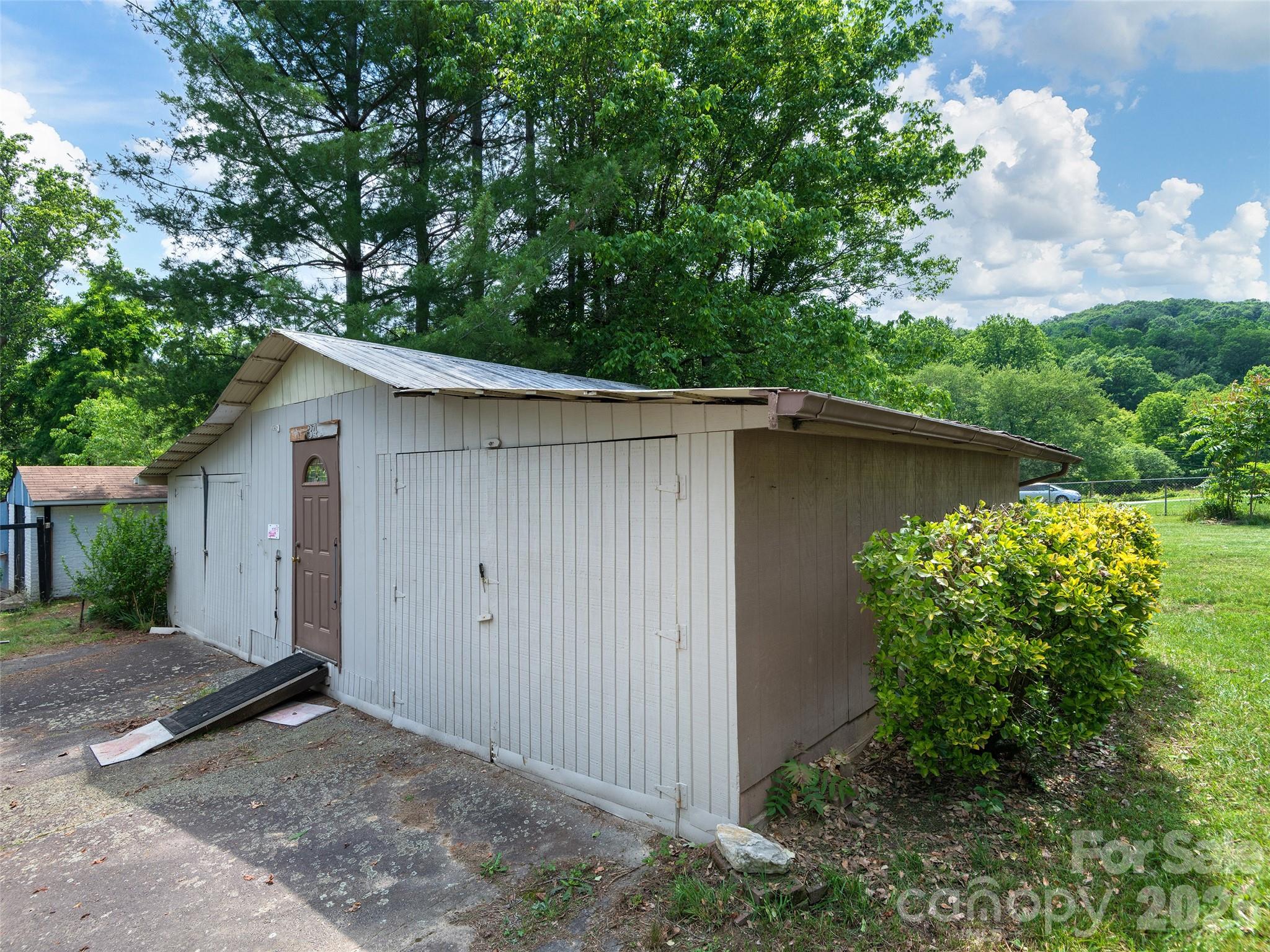 main property photo 11