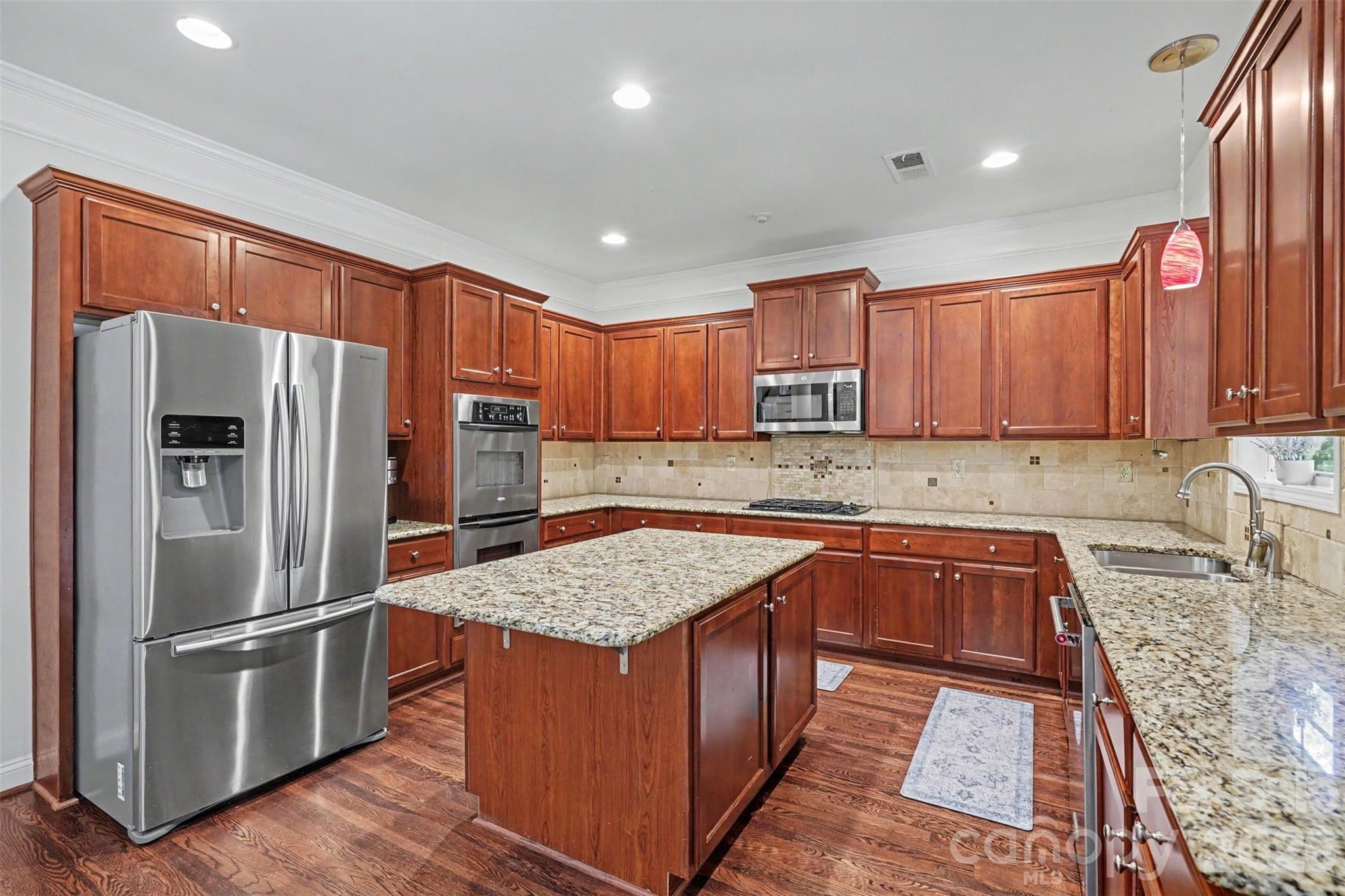 main property photo 9