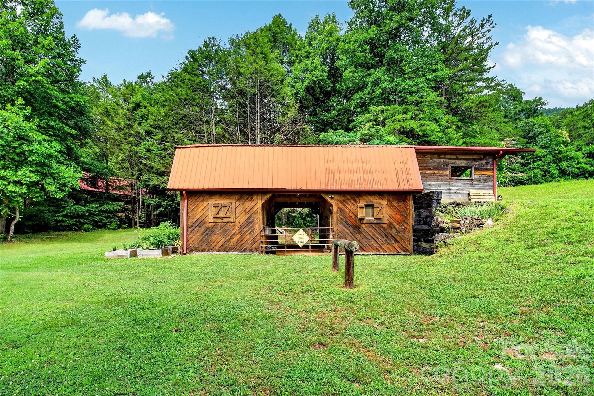 main property photo 28
