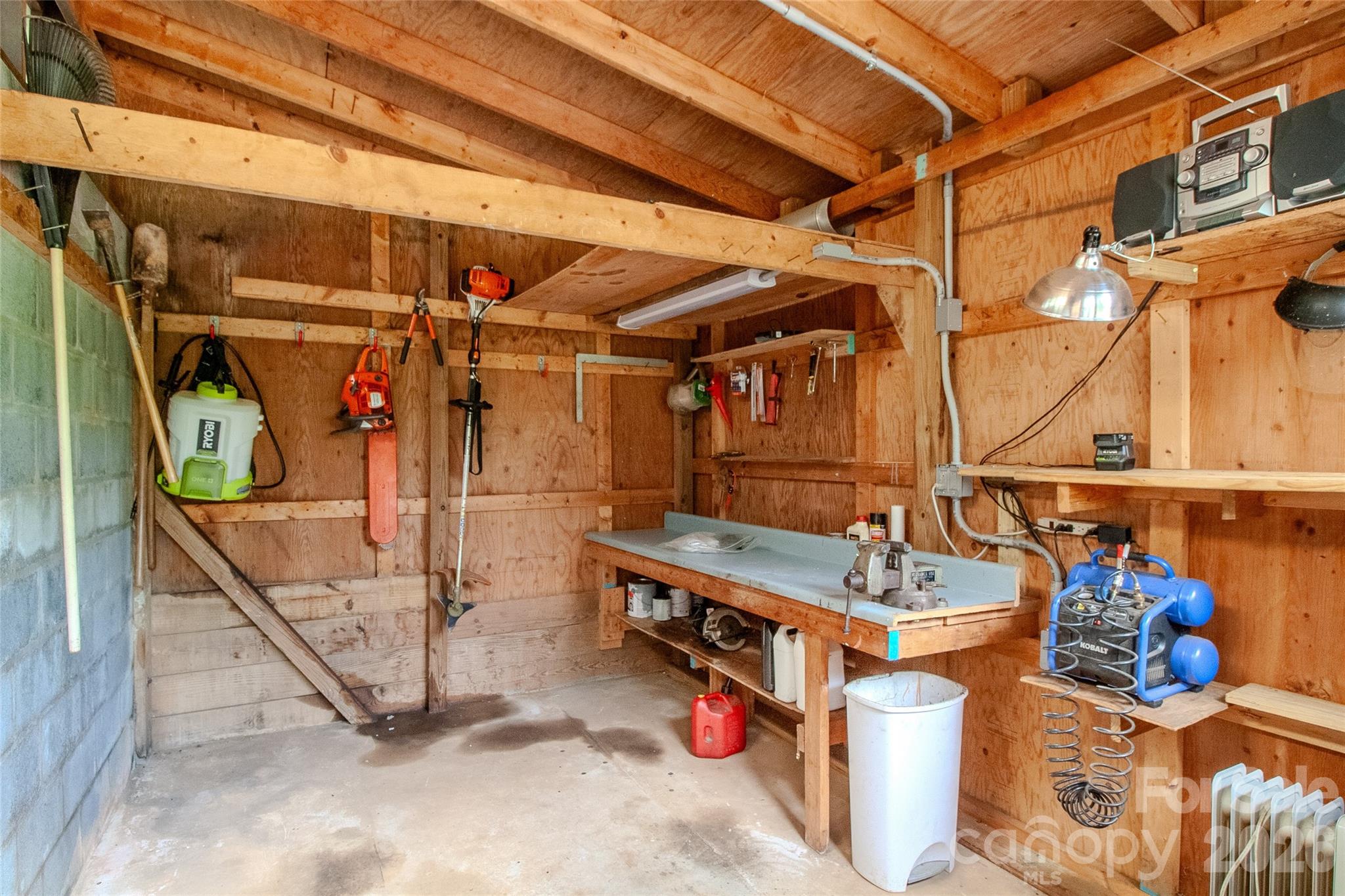 main property photo 28