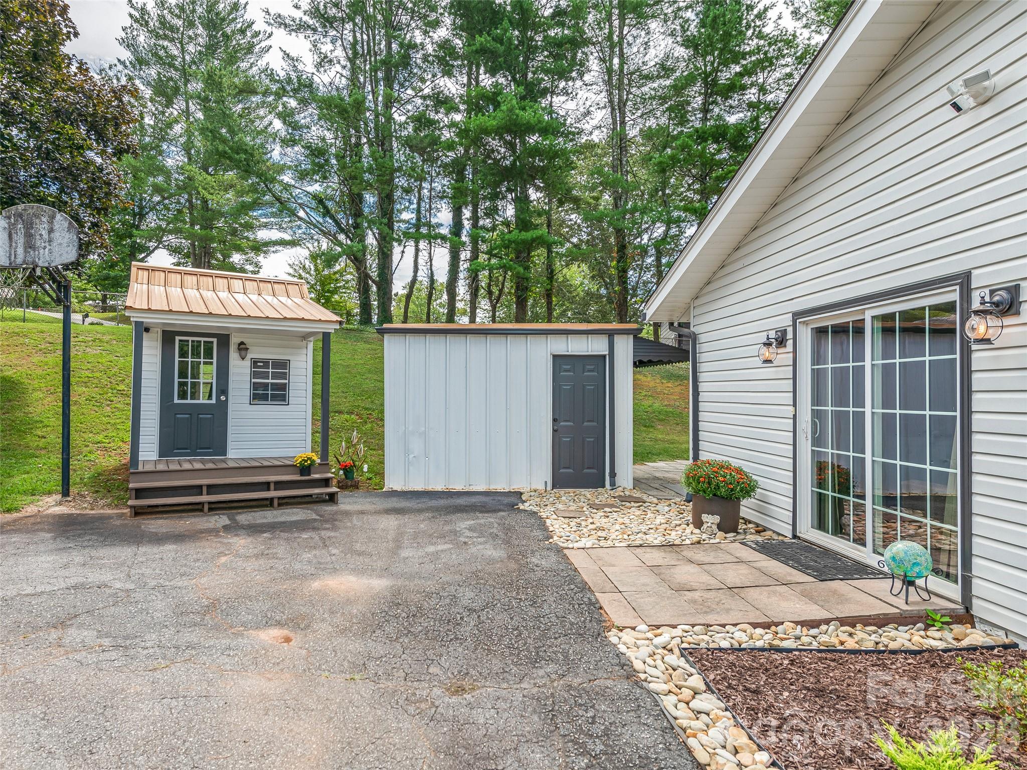 main property photo 28