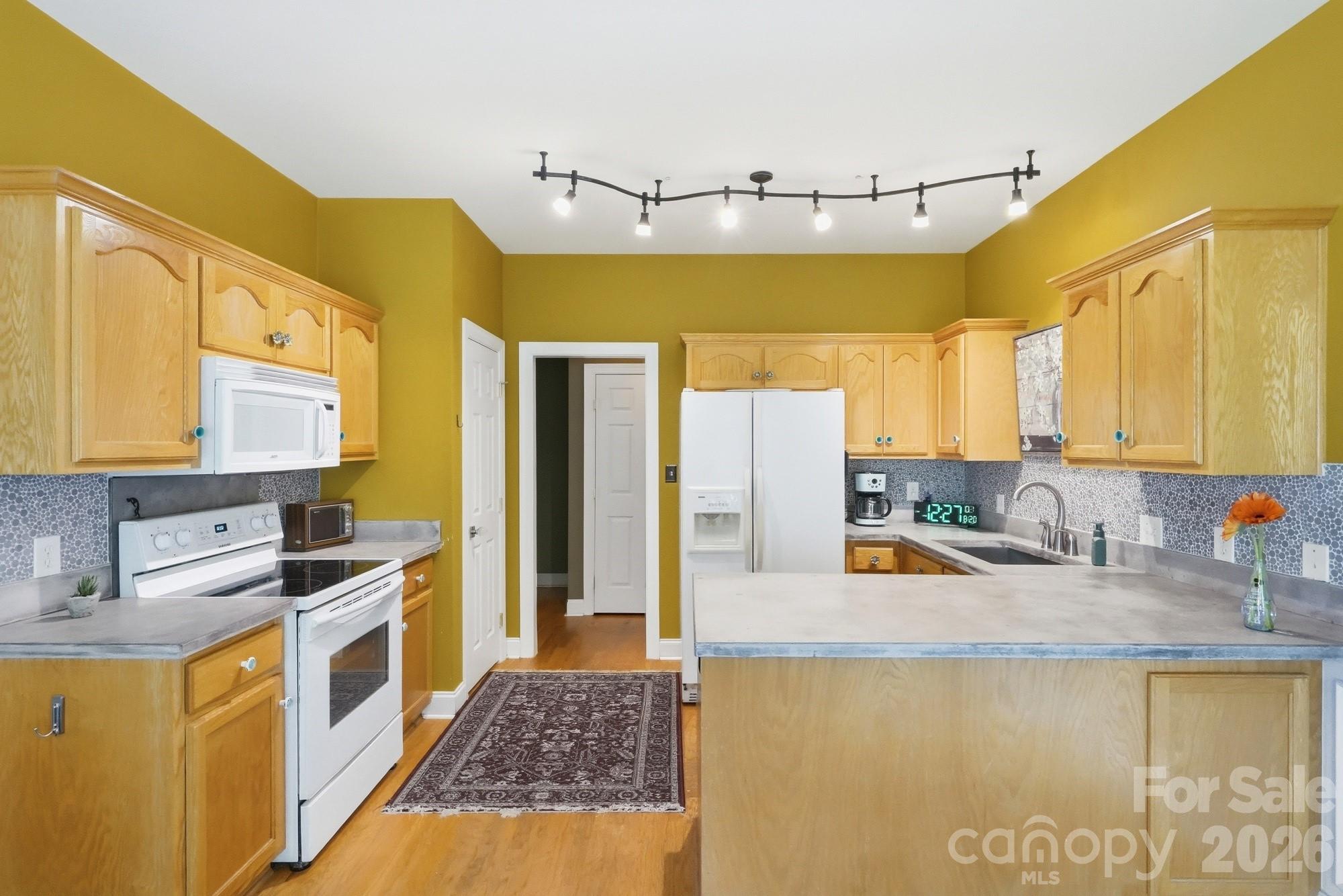 main property photo 13
