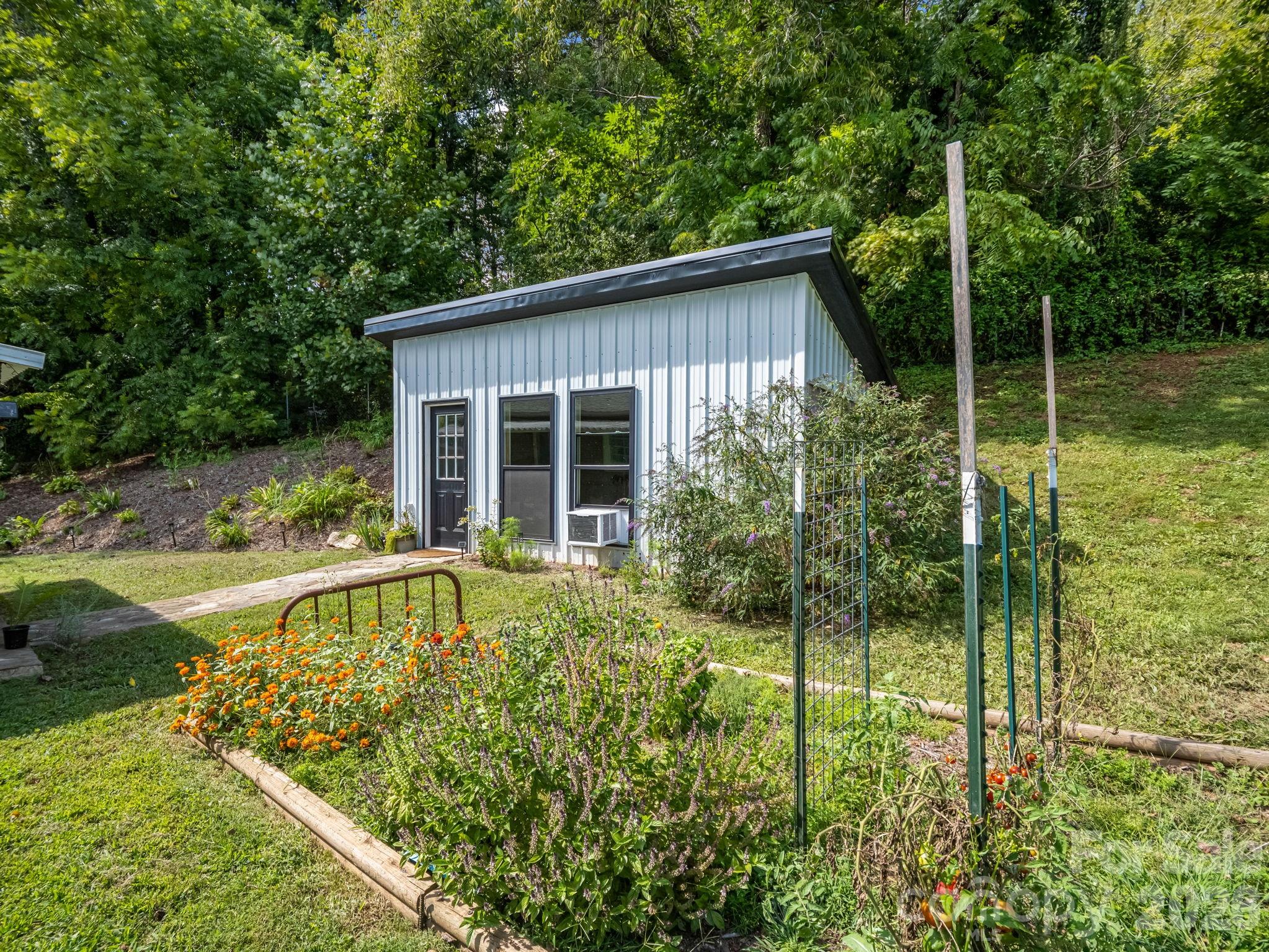 main property photo 28