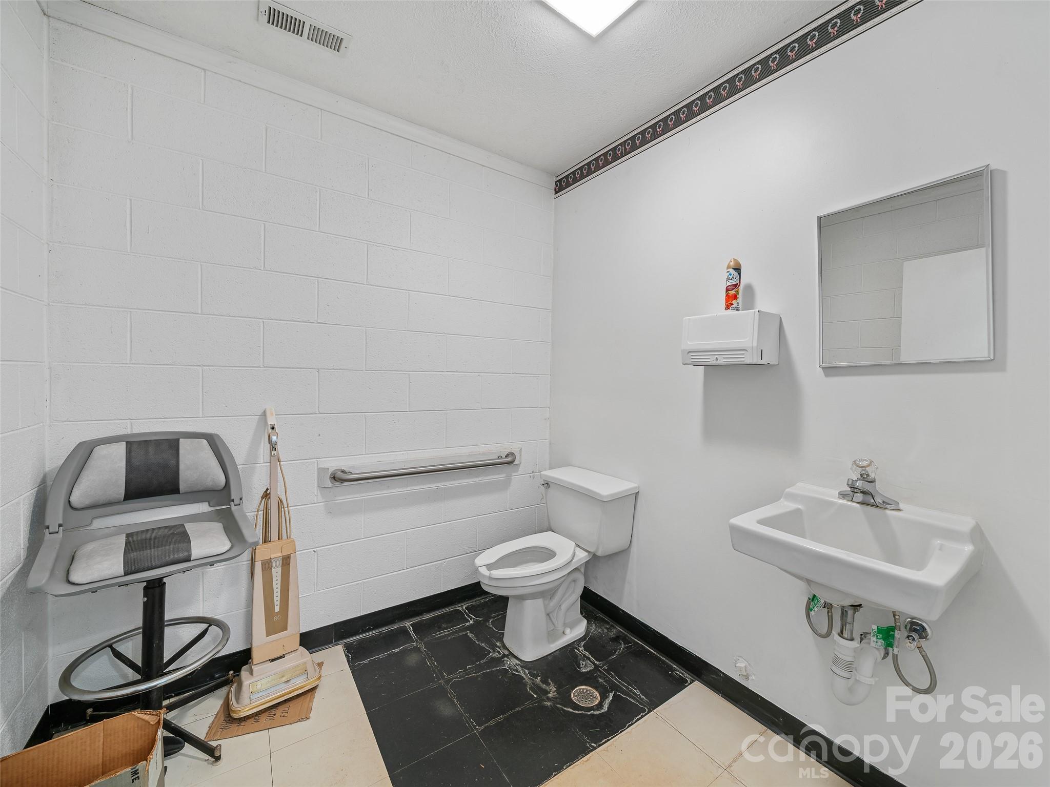 main property photo 10