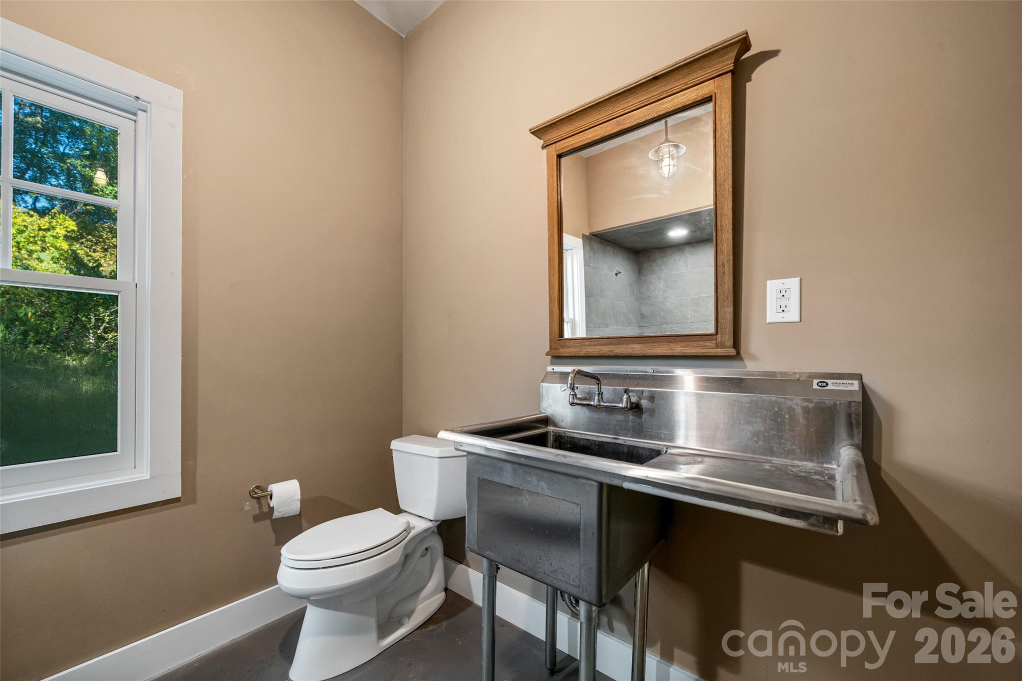 main property photo 40