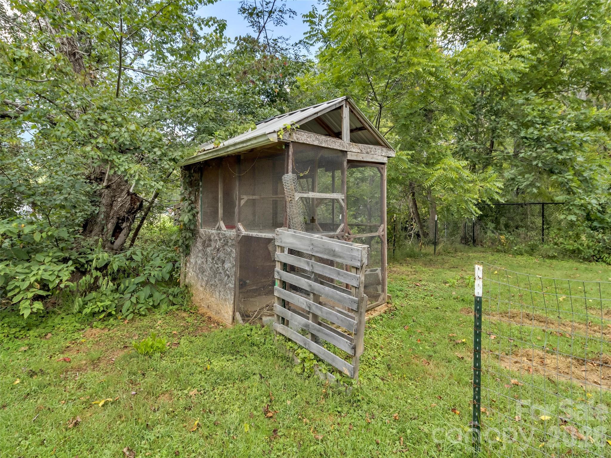 main property photo 28