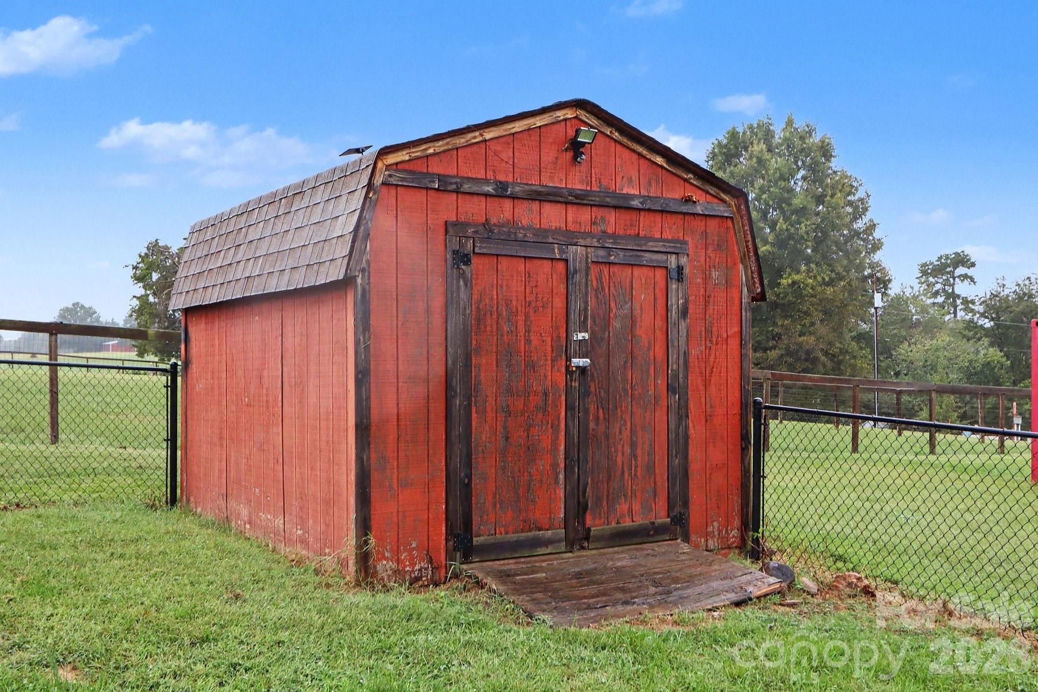main property photo 28