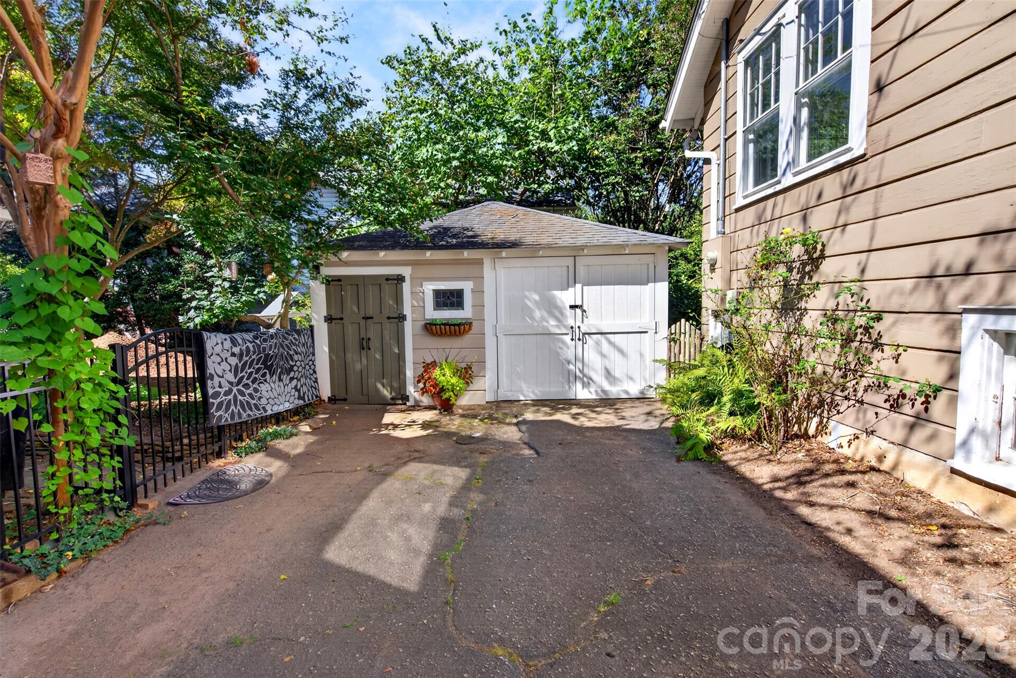 main property photo 40