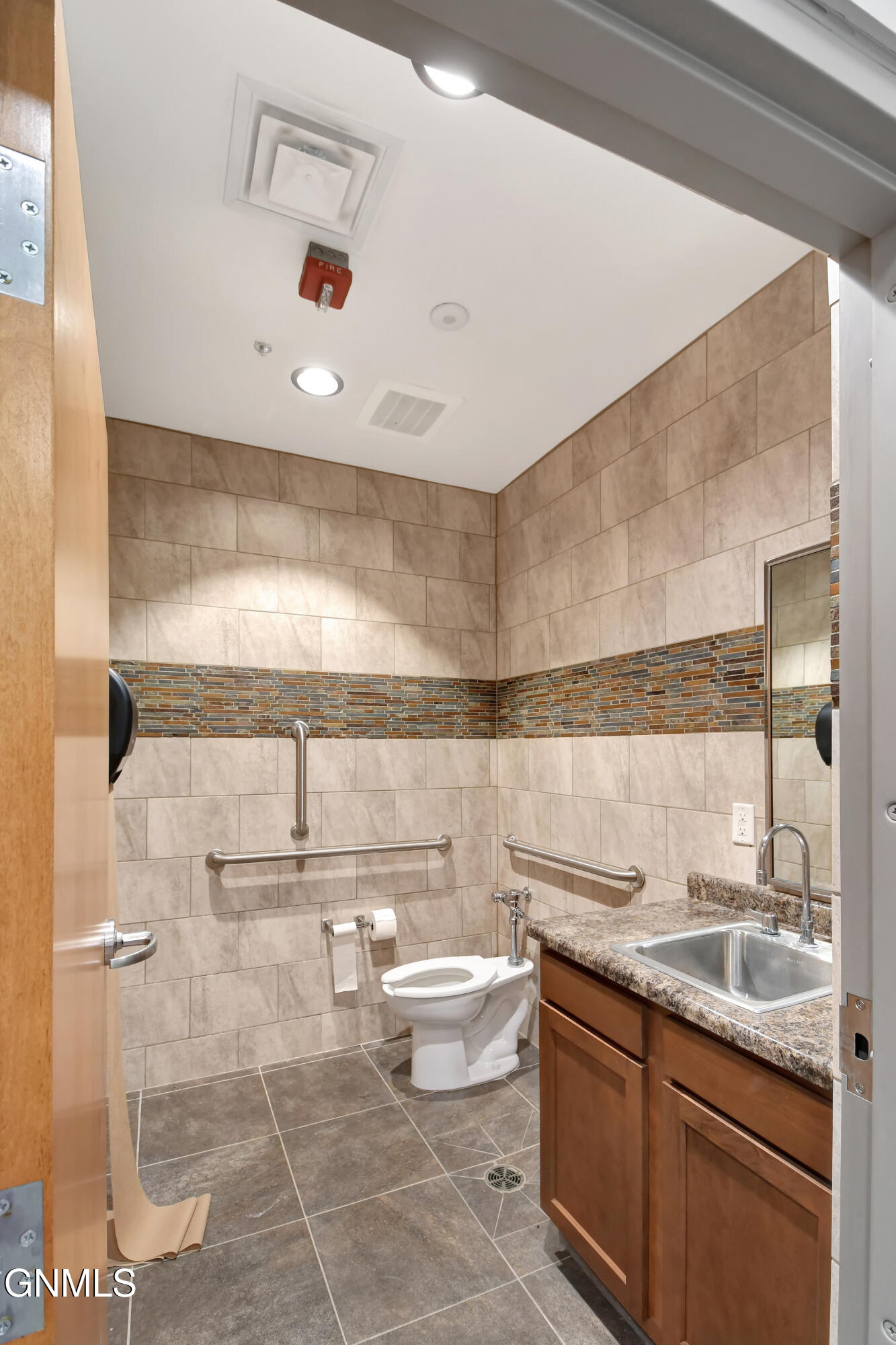 main property photo 13