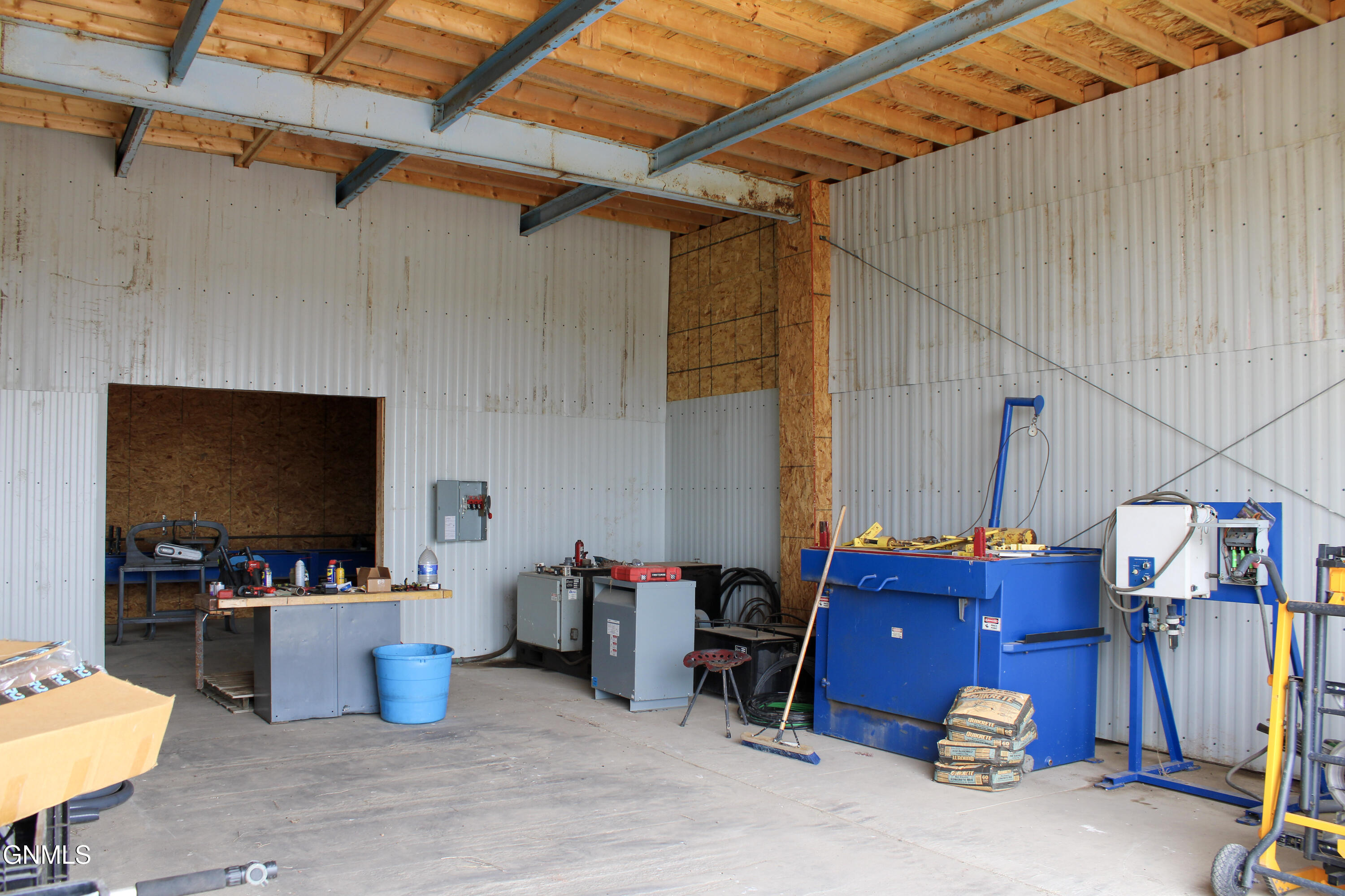 main property photo 28