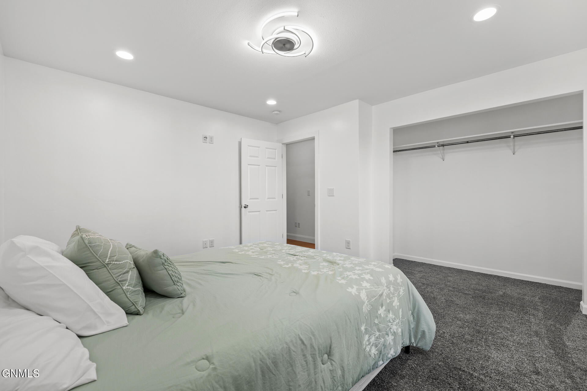 property viewer photo 35