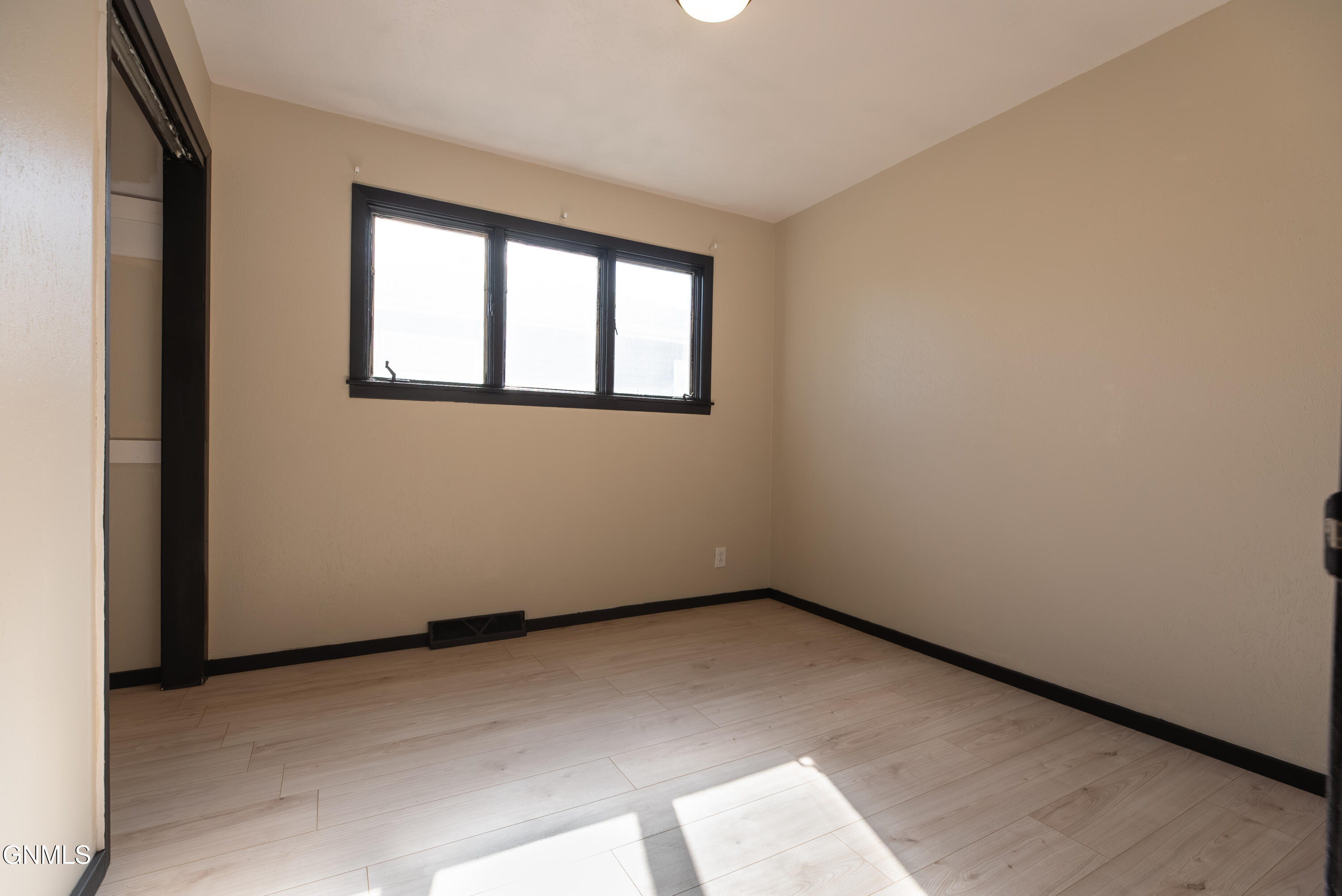 property viewer photo 18