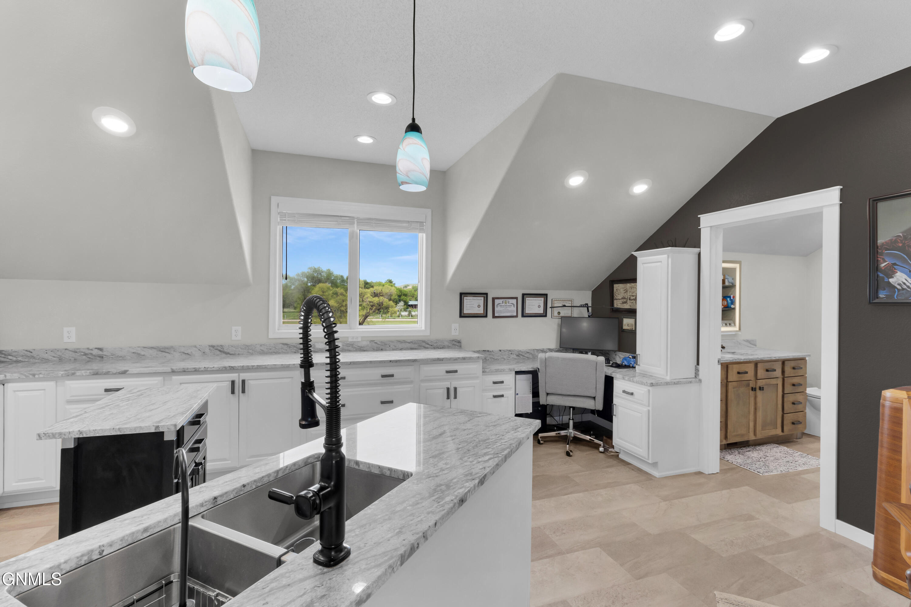 property viewer photo 36