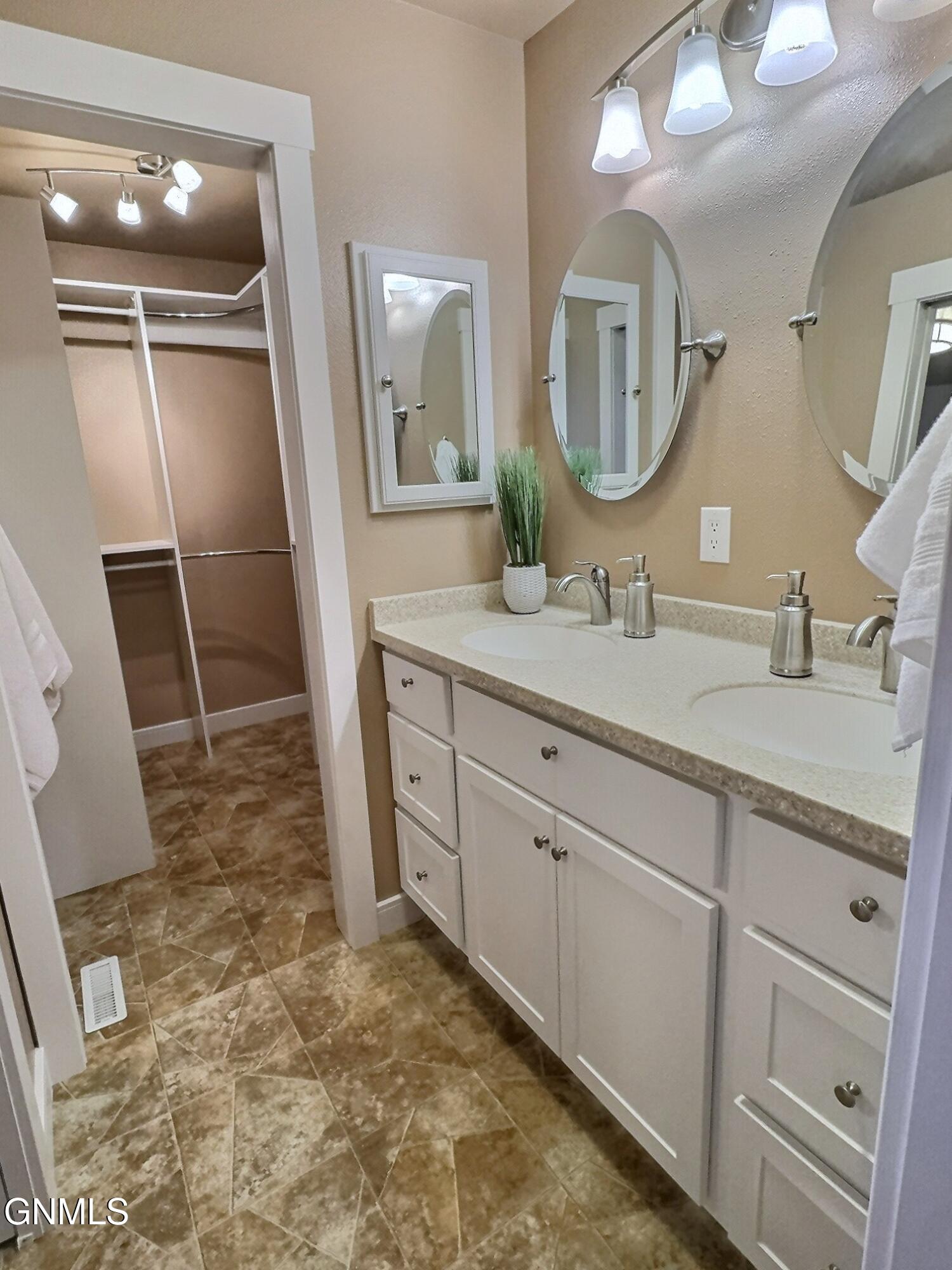 property viewer photo 18