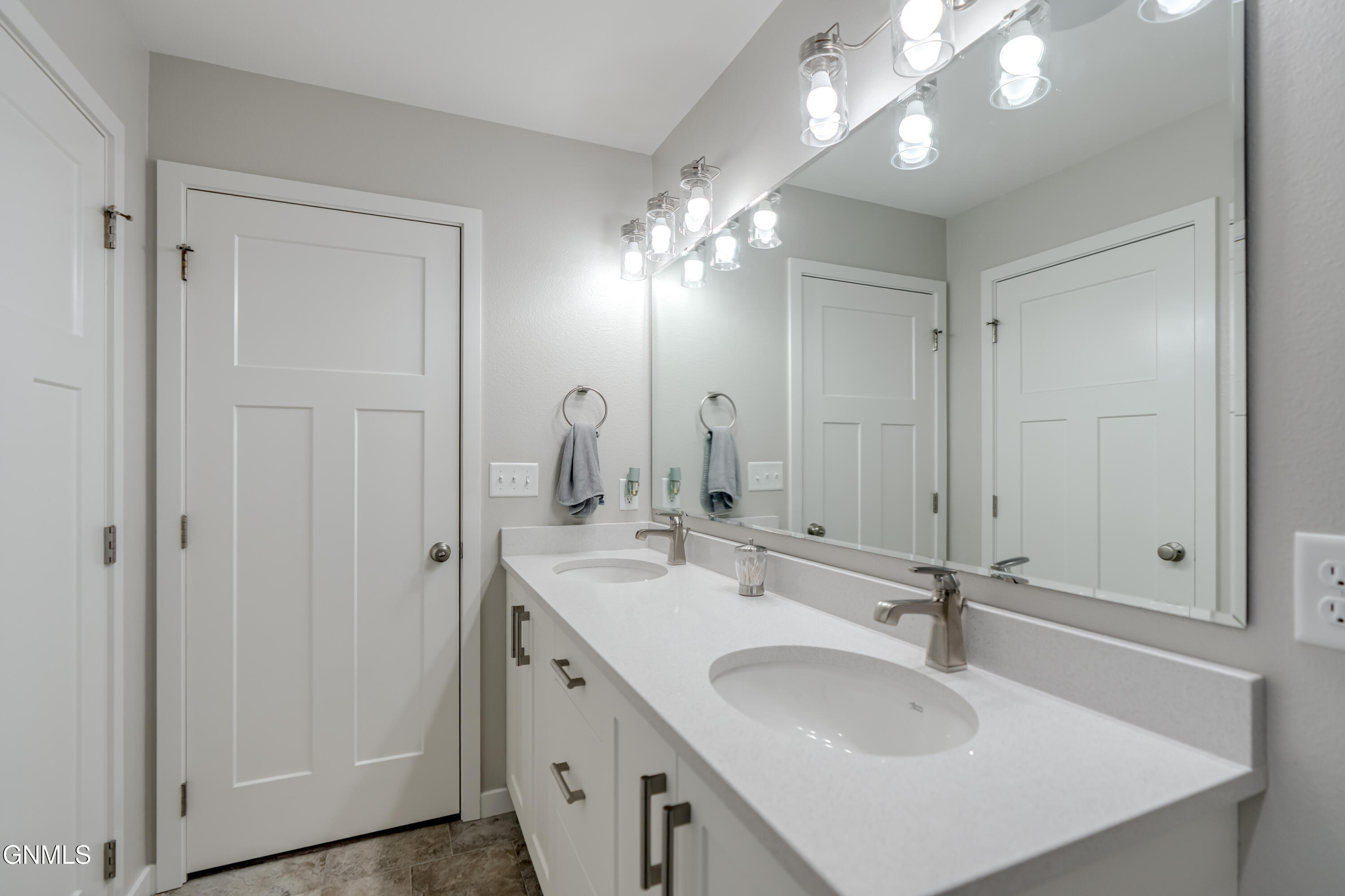 property viewer photo 36