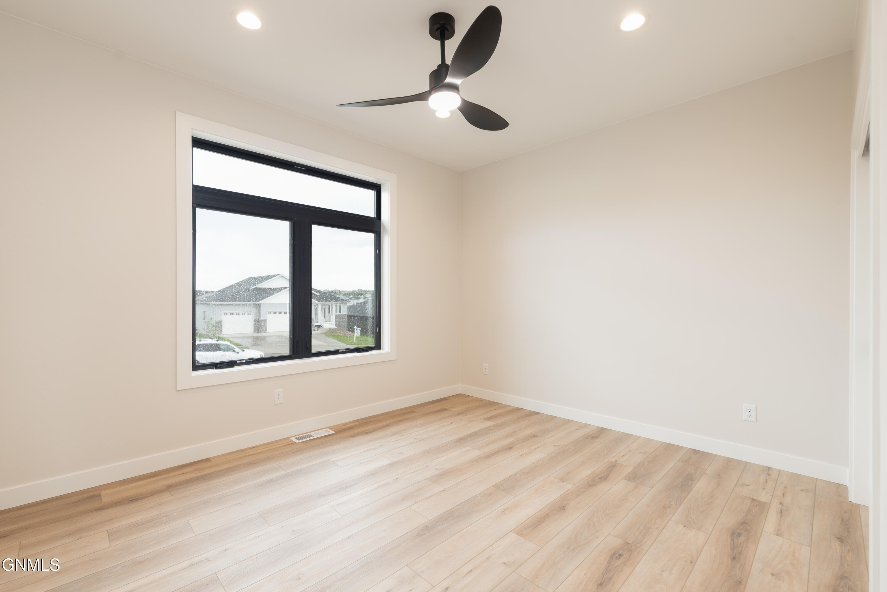 property viewer photo 20