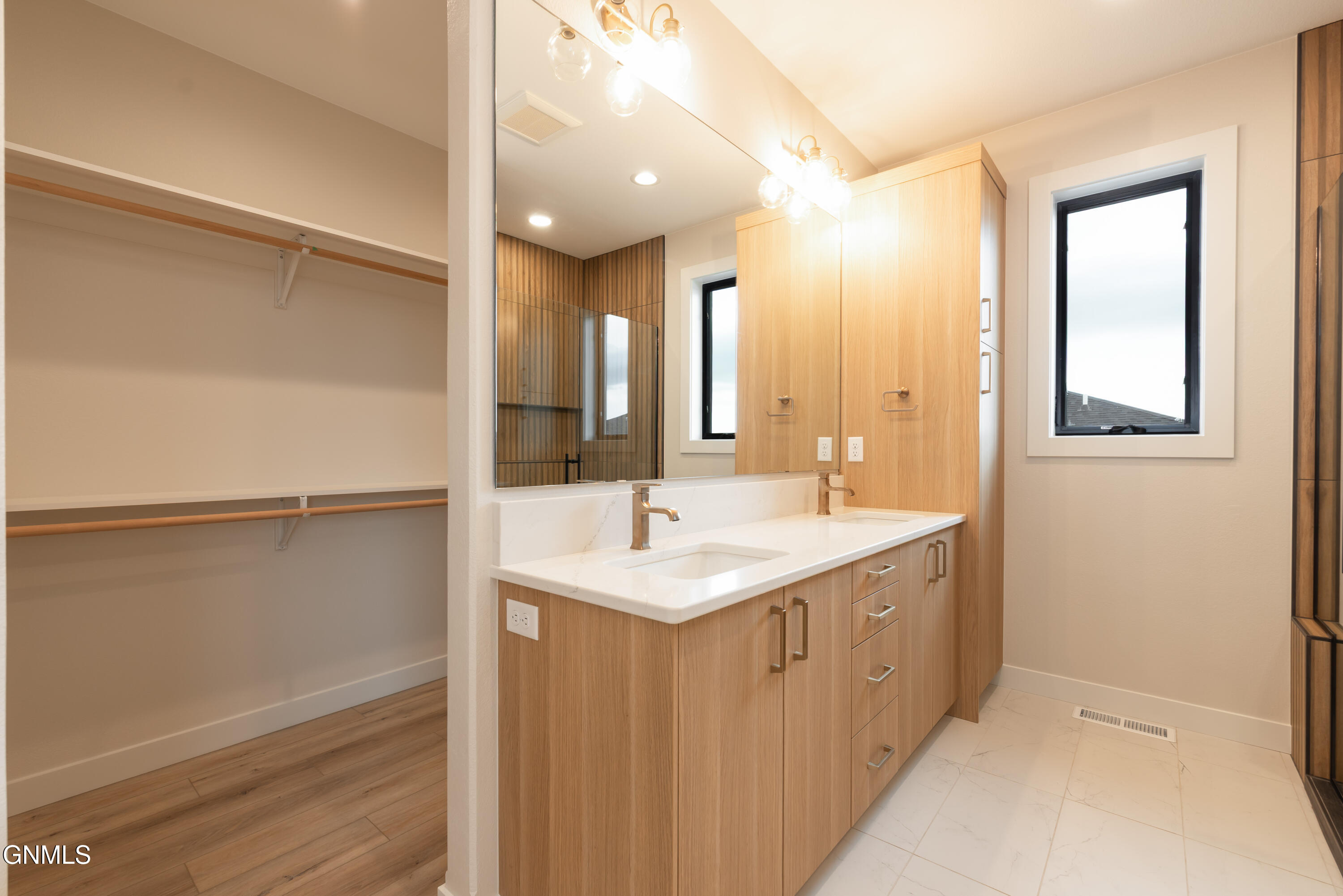 property viewer photo 23