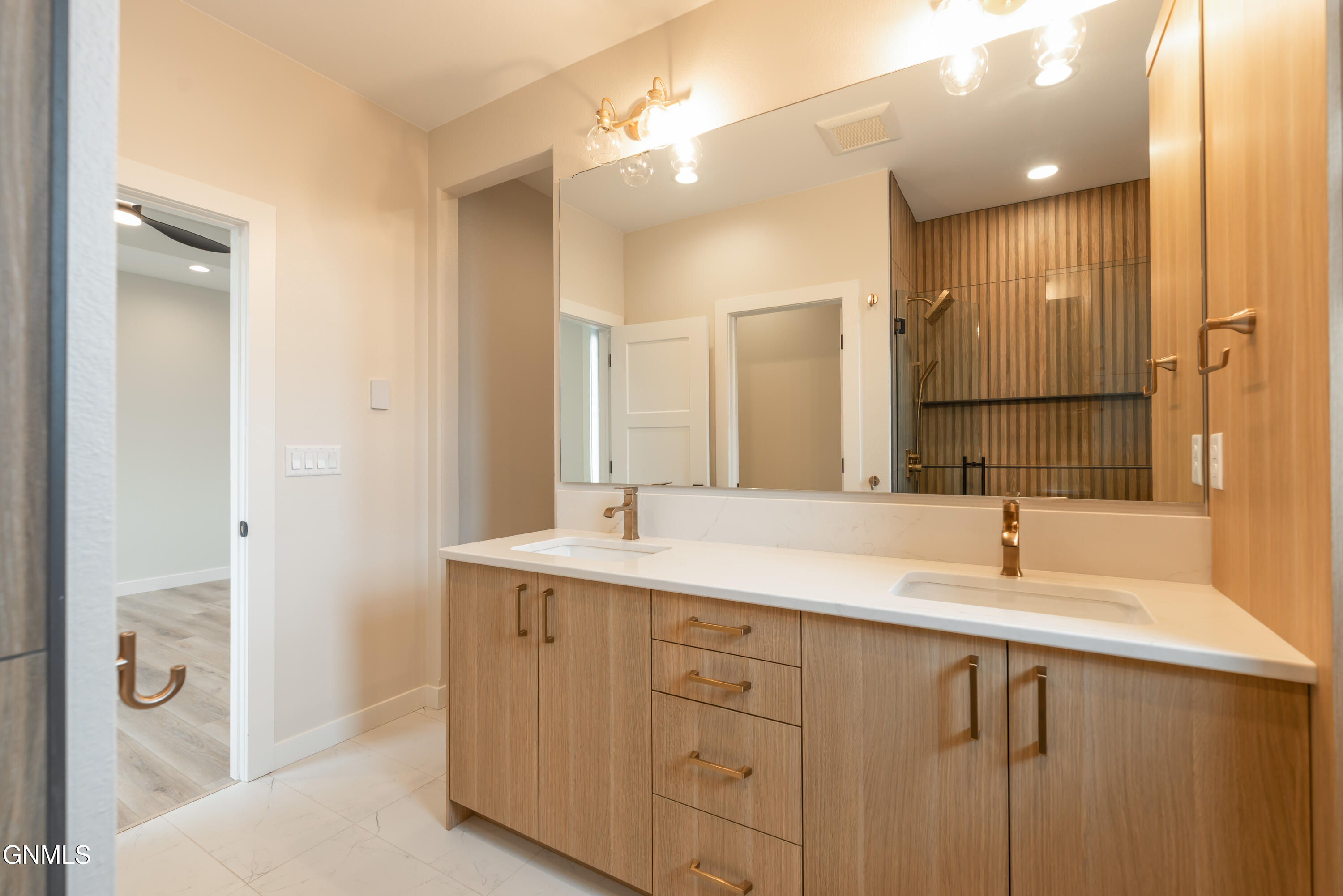 property viewer photo 24