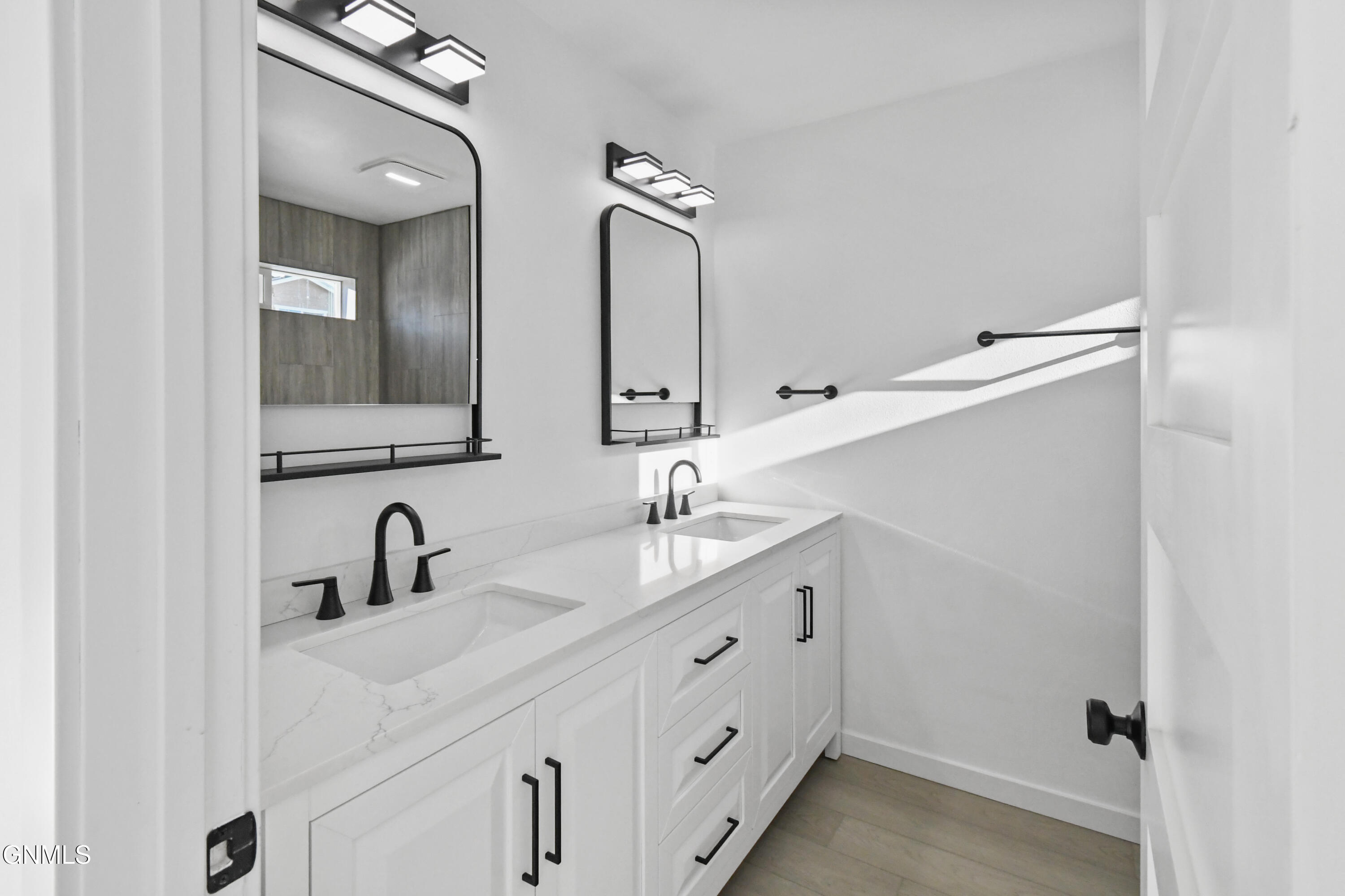 property viewer photo 17