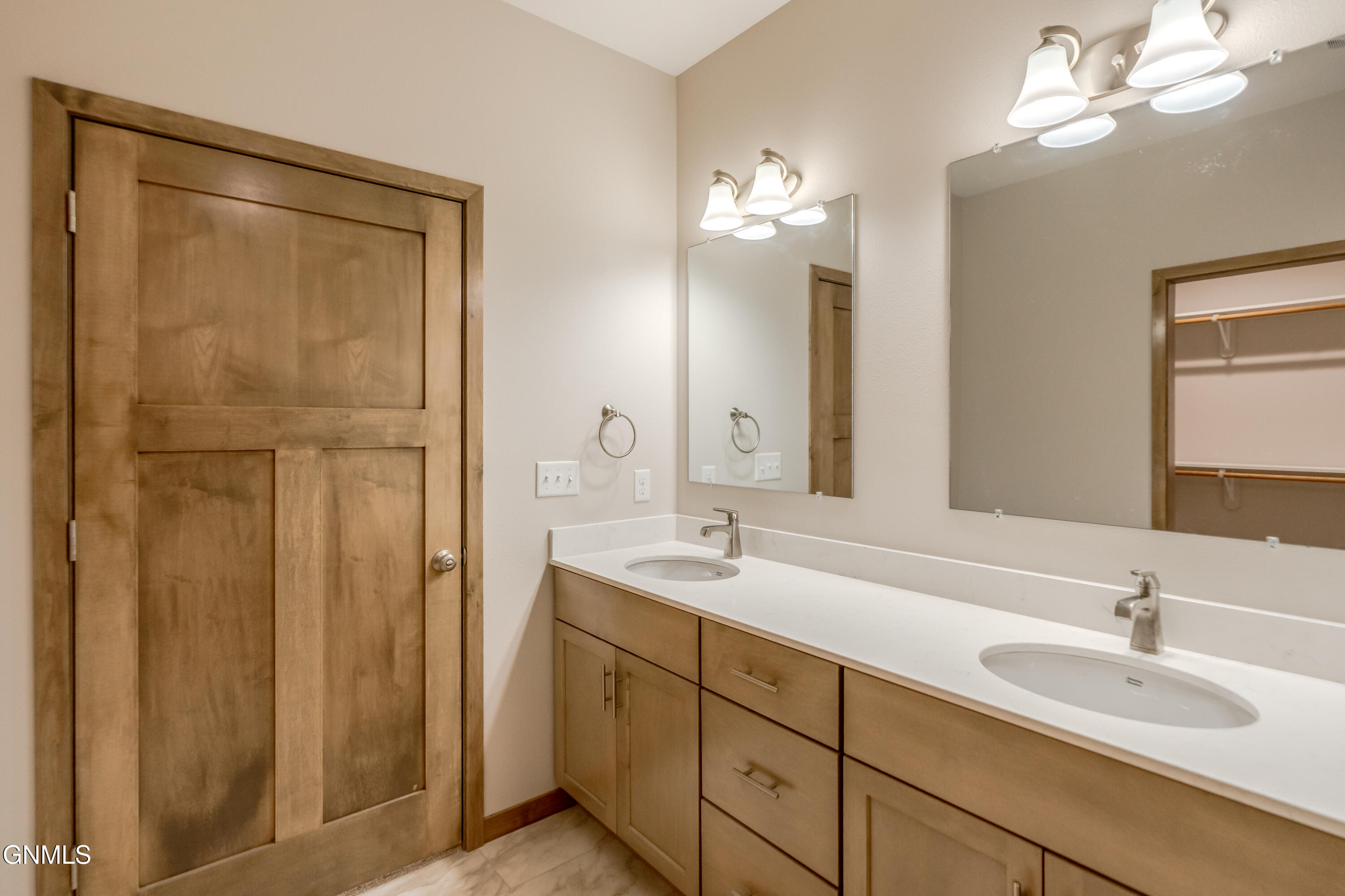 property viewer photo 35