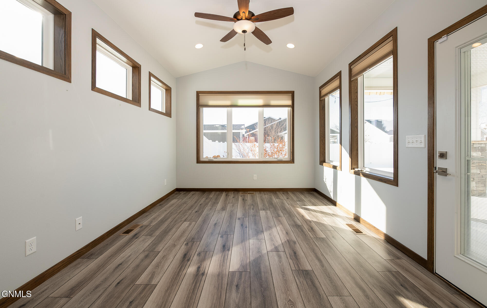 property viewer photo 7