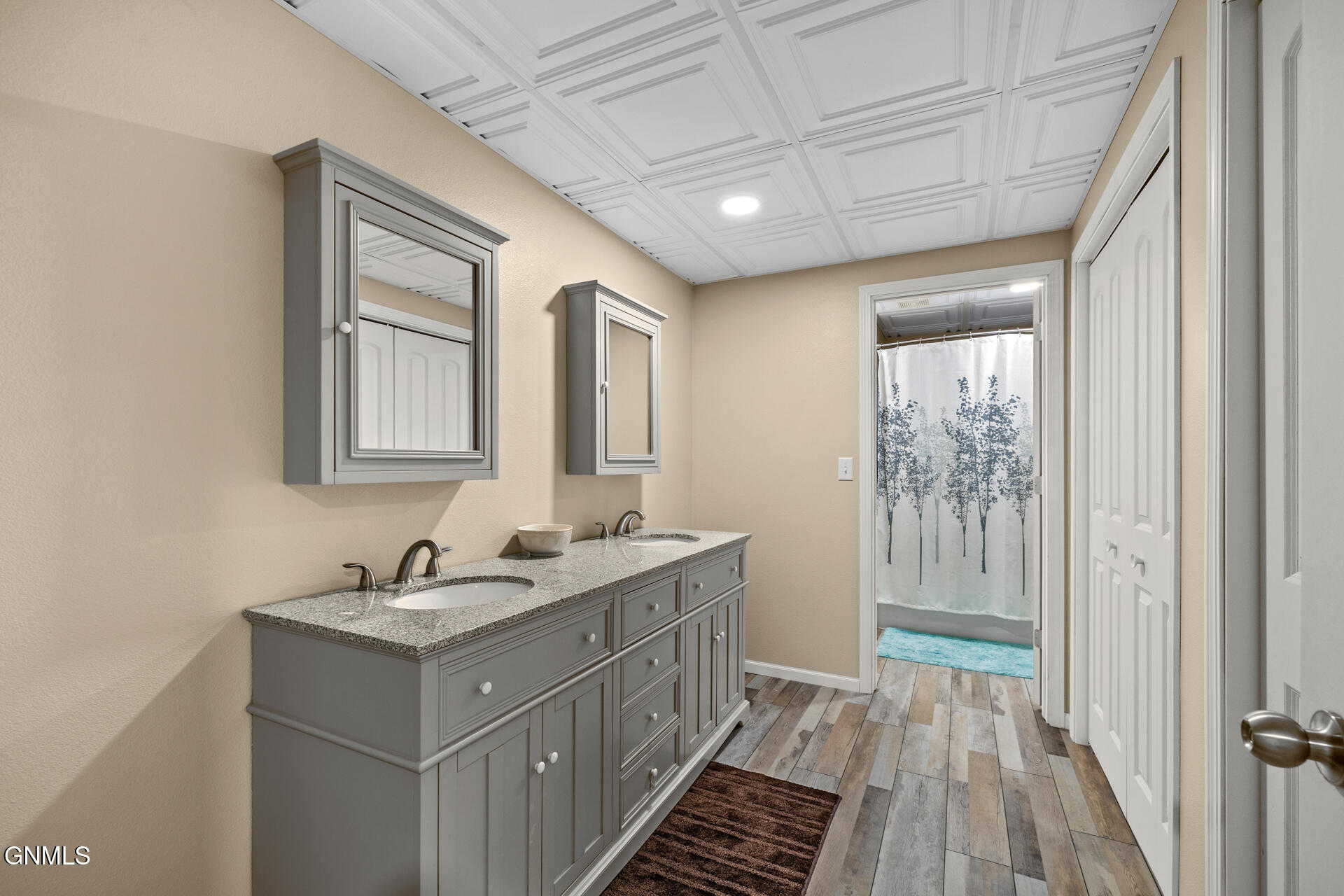 property viewer photo 45