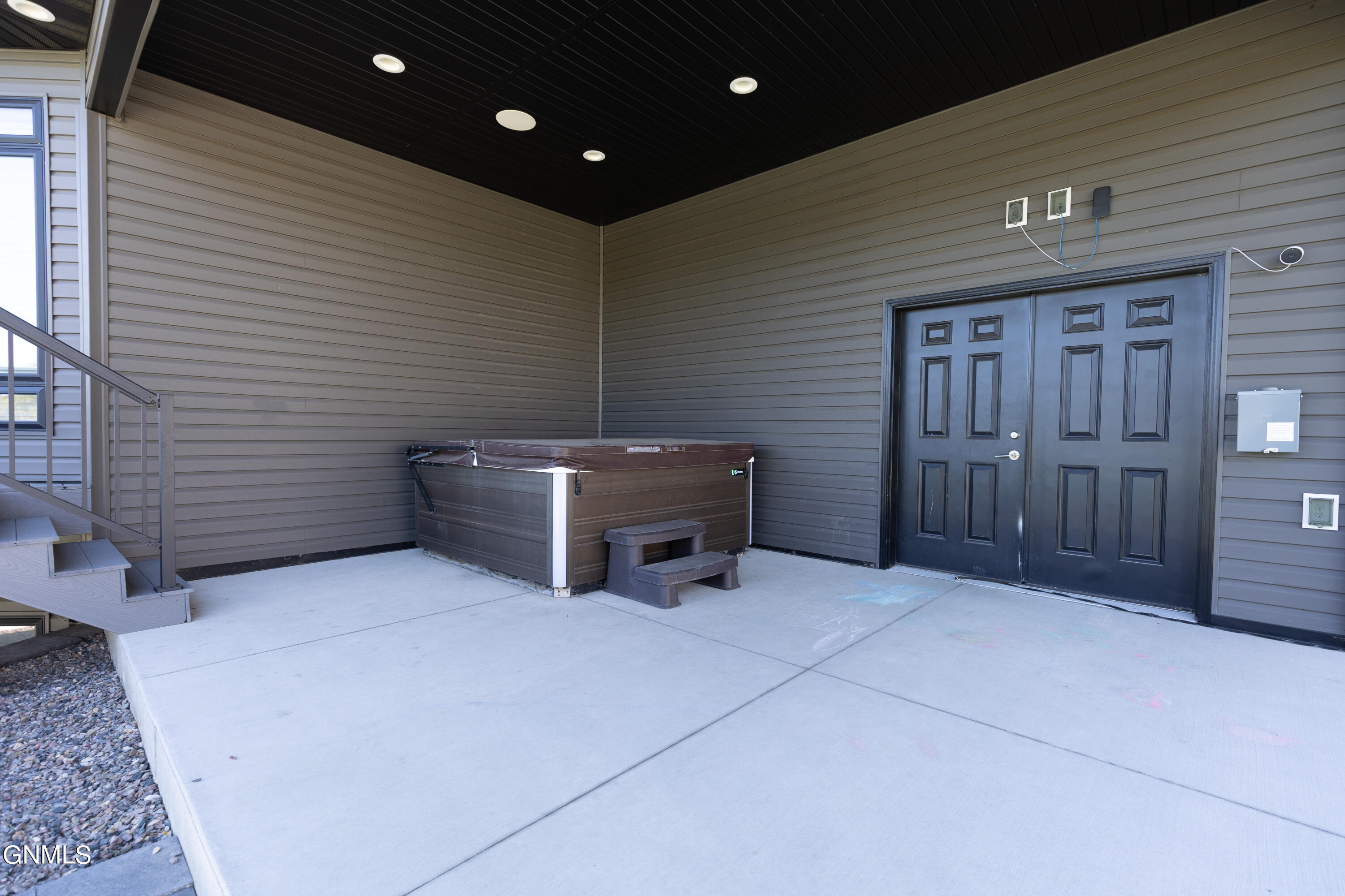 main property photo 25
