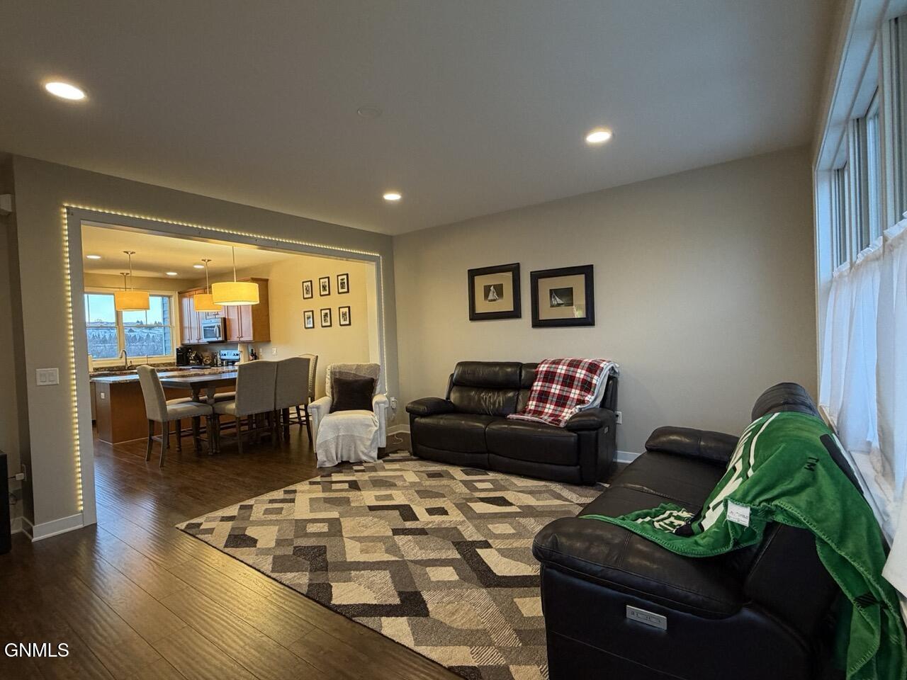 property viewer photo 3