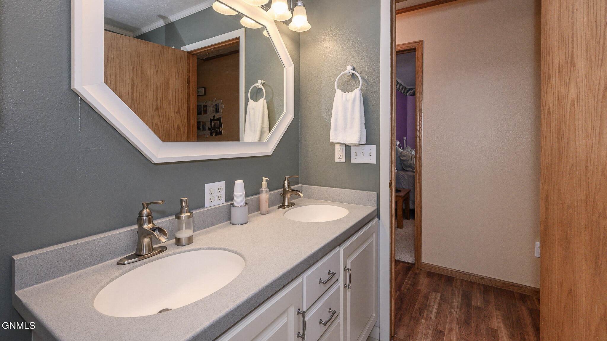 property viewer photo 13