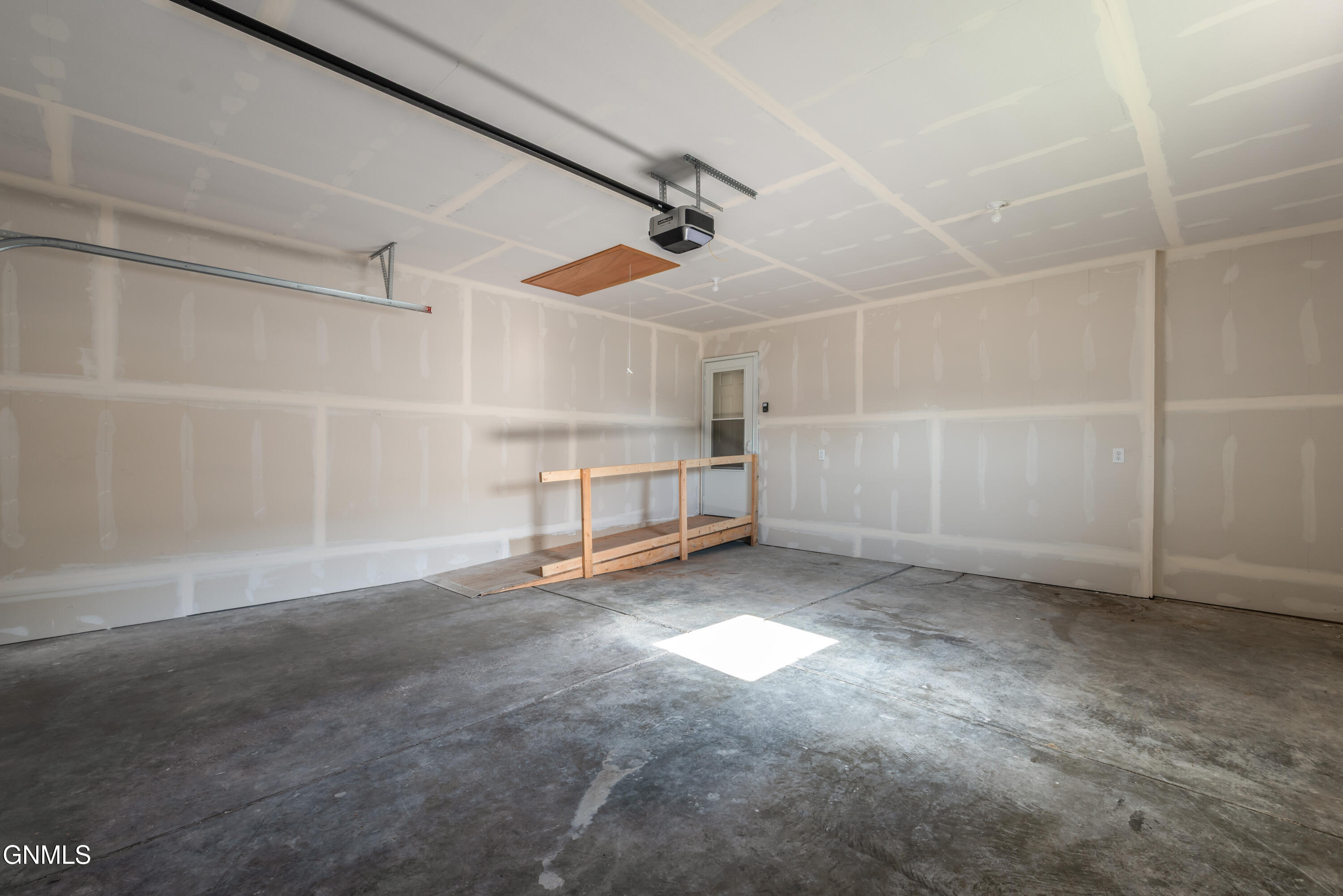 property viewer photo 26