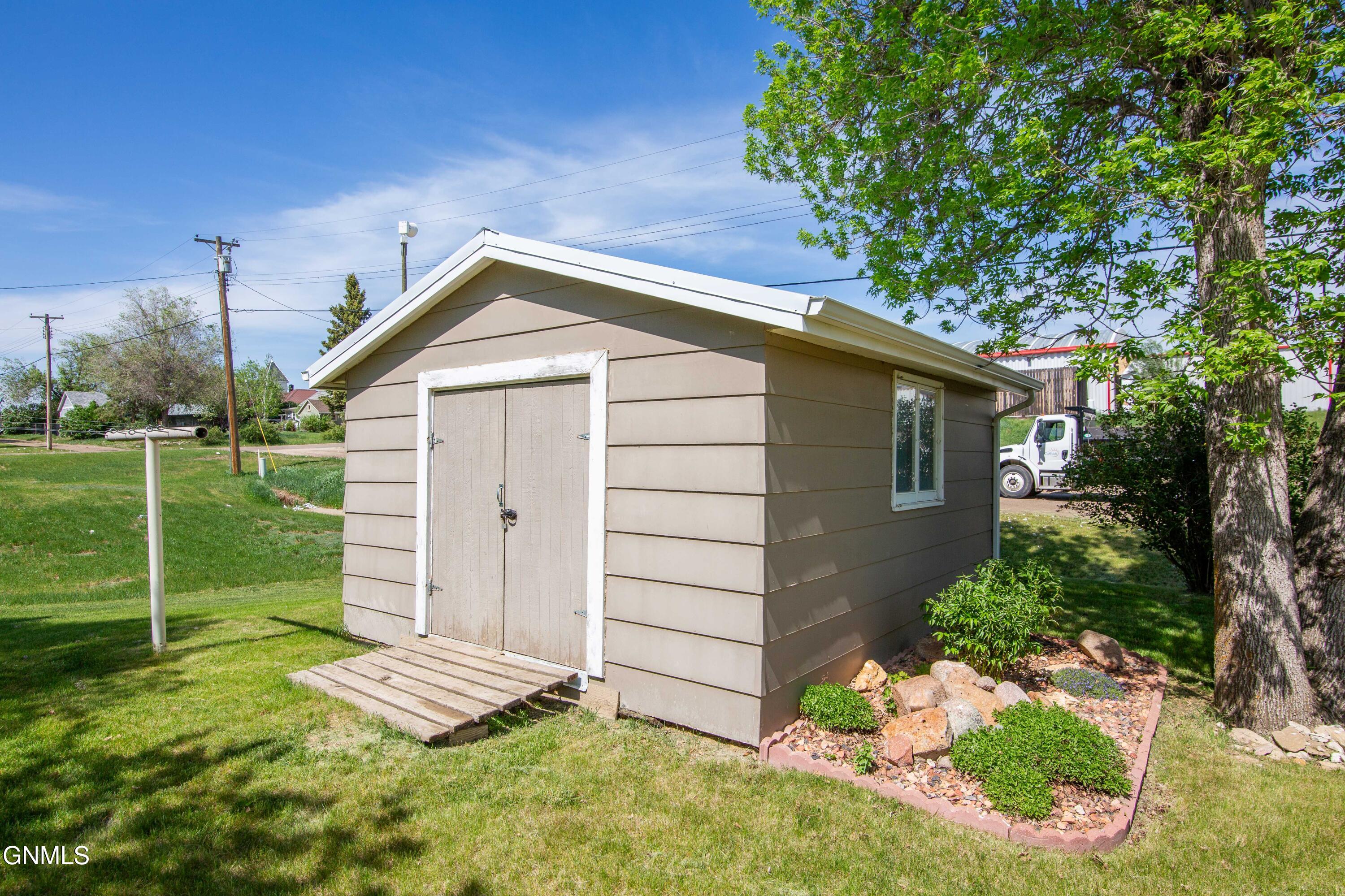main property photo 40