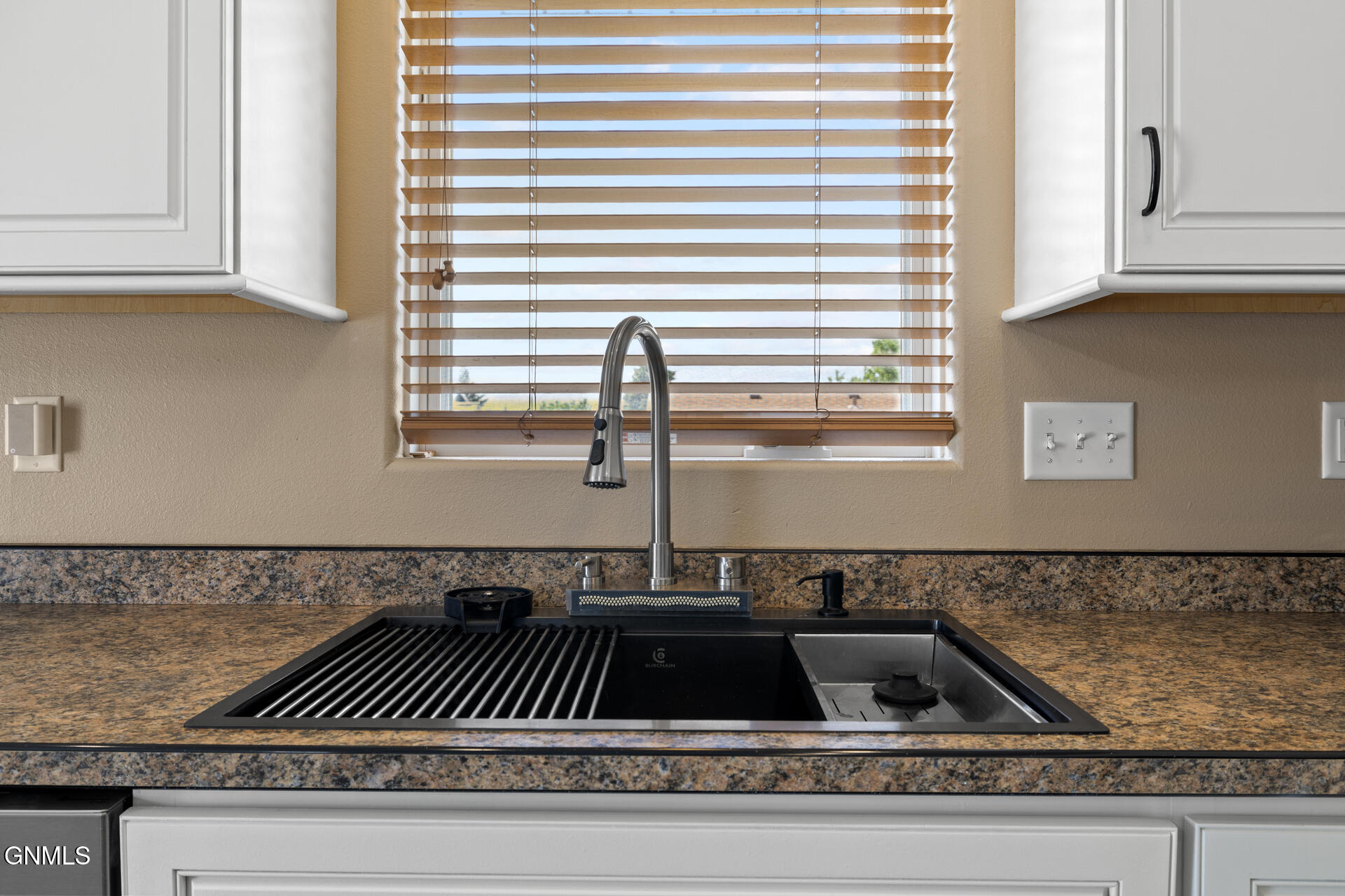 property viewer photo 23