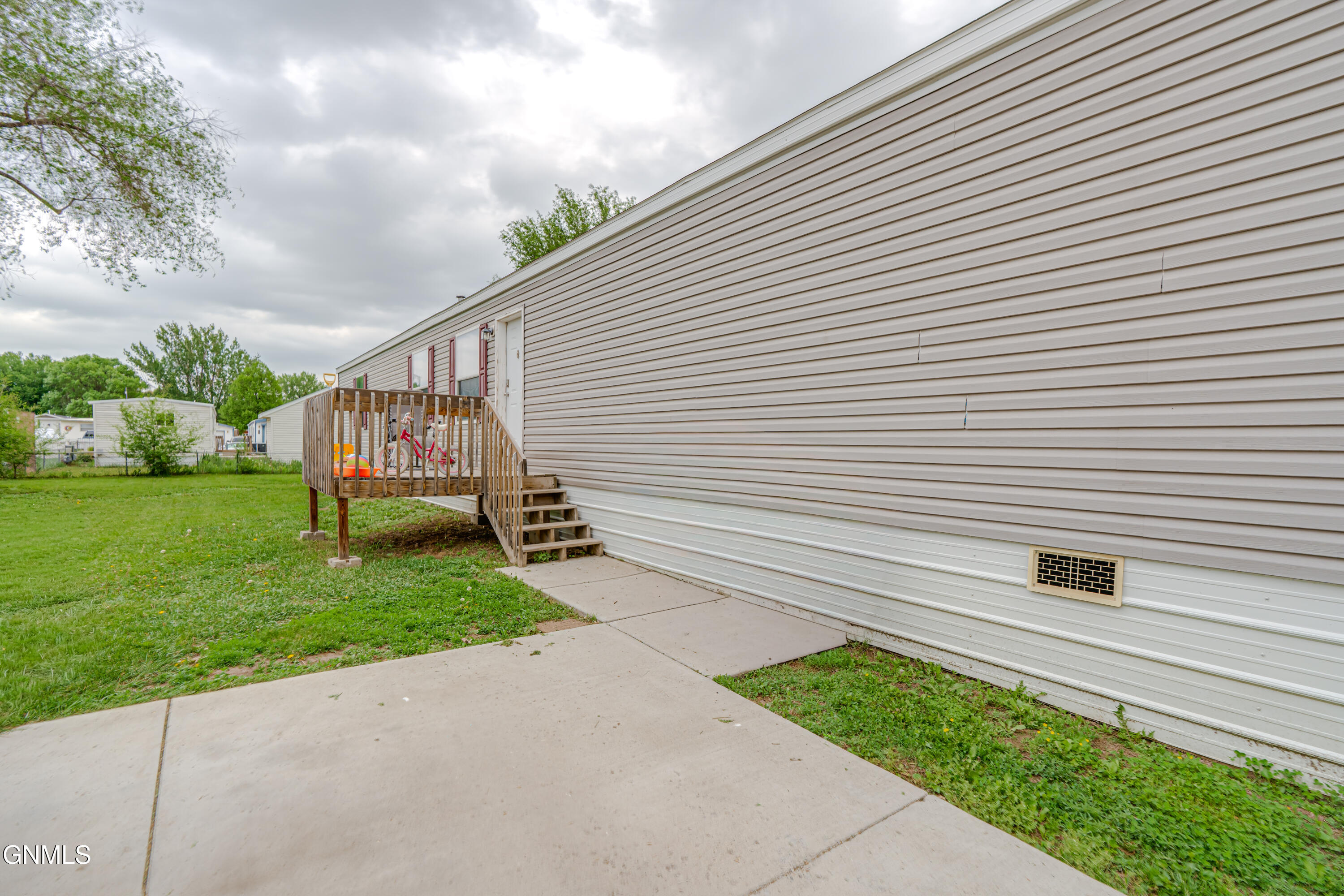 main property photo 28