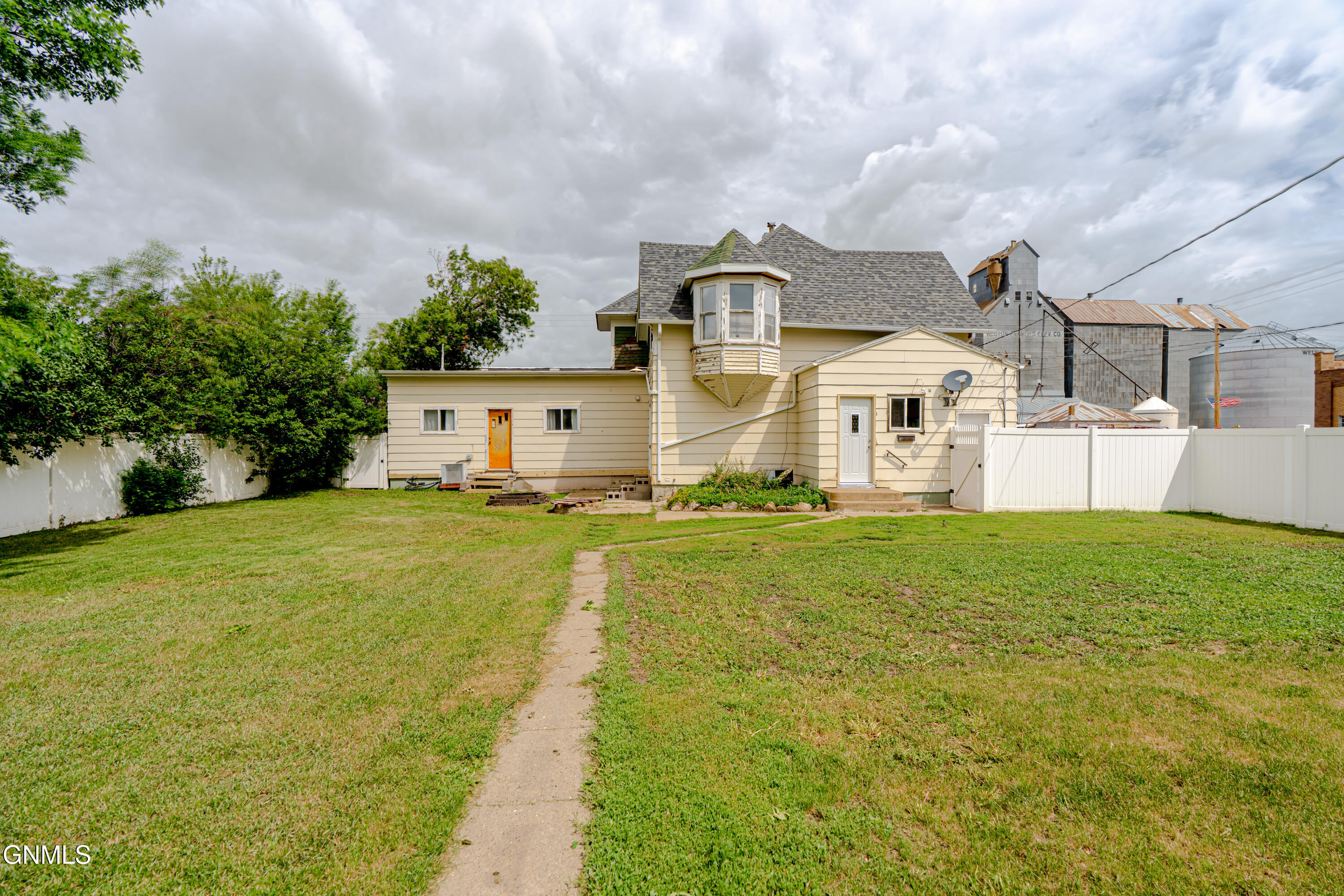 main property photo 31
