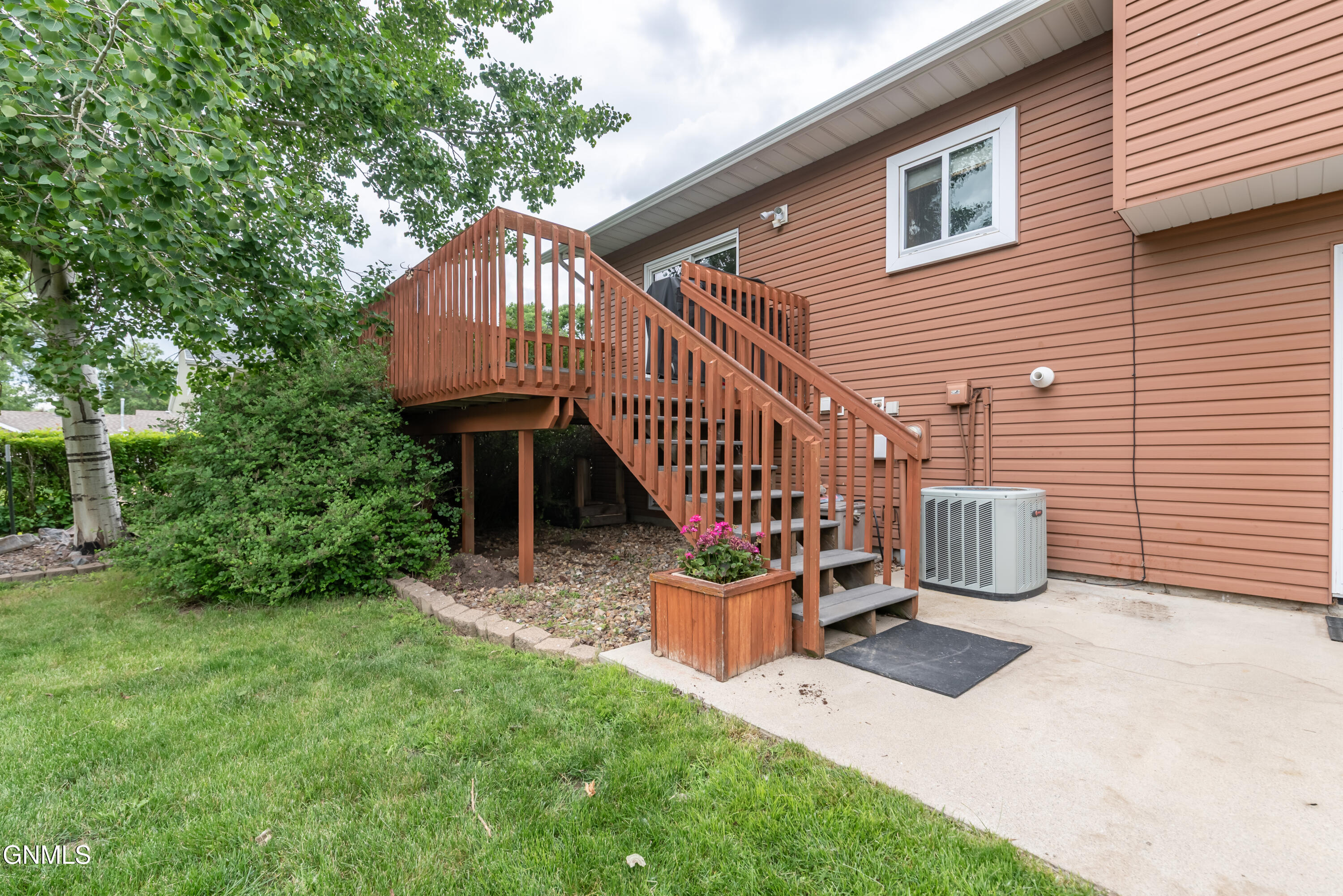 main property photo 28