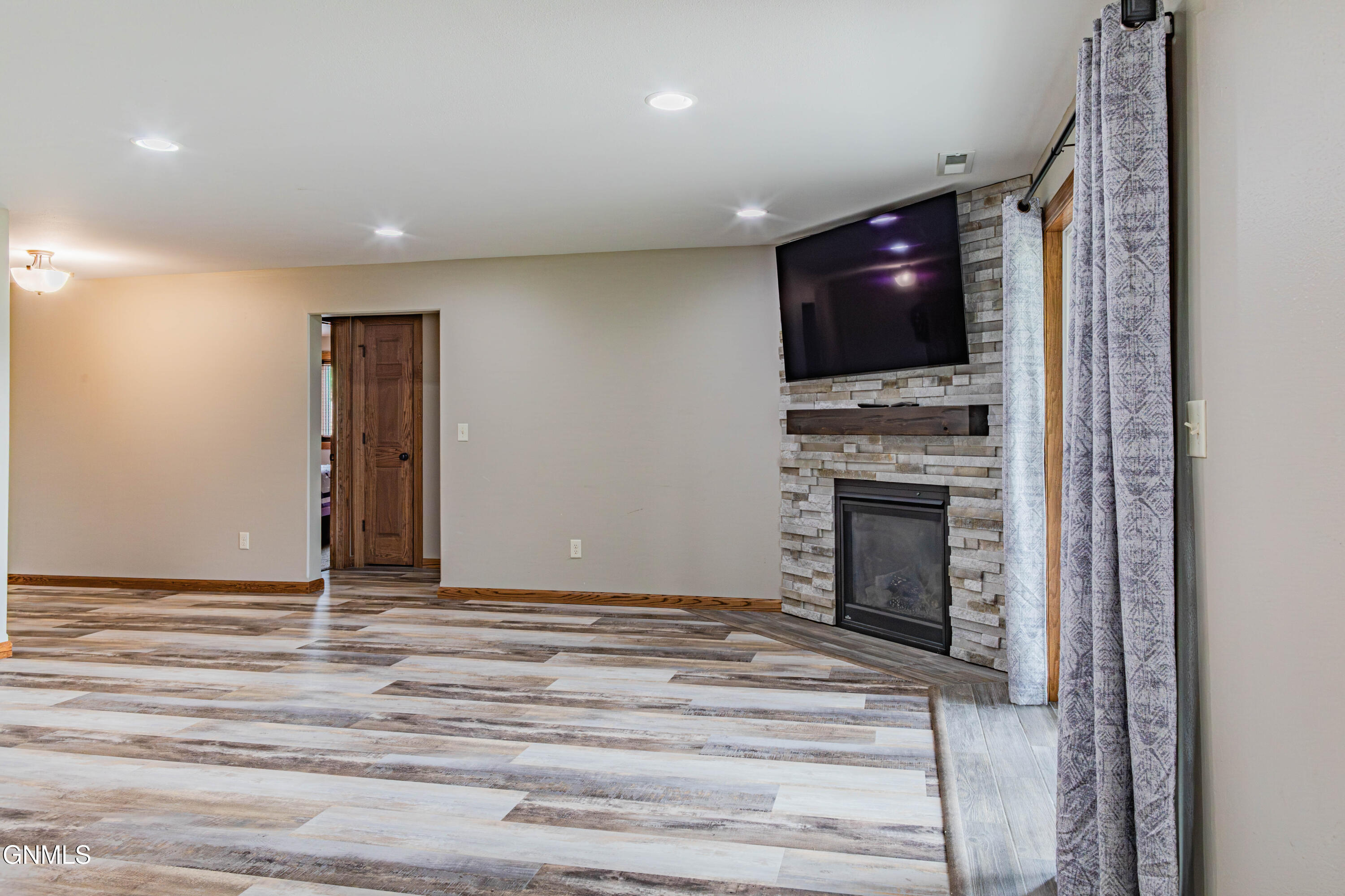 main property photo 88