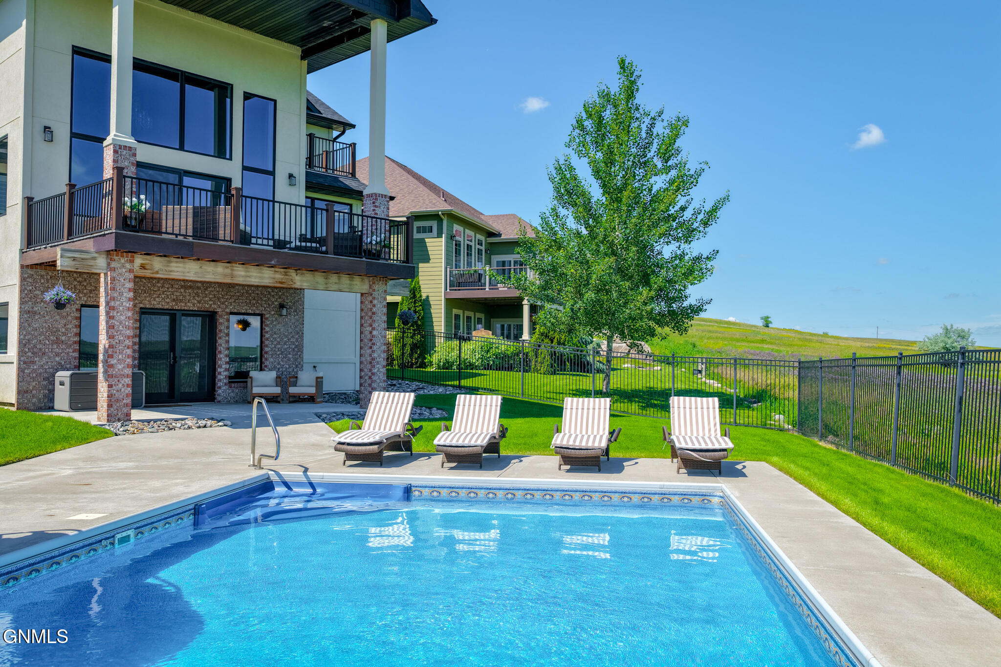 main property photo 17