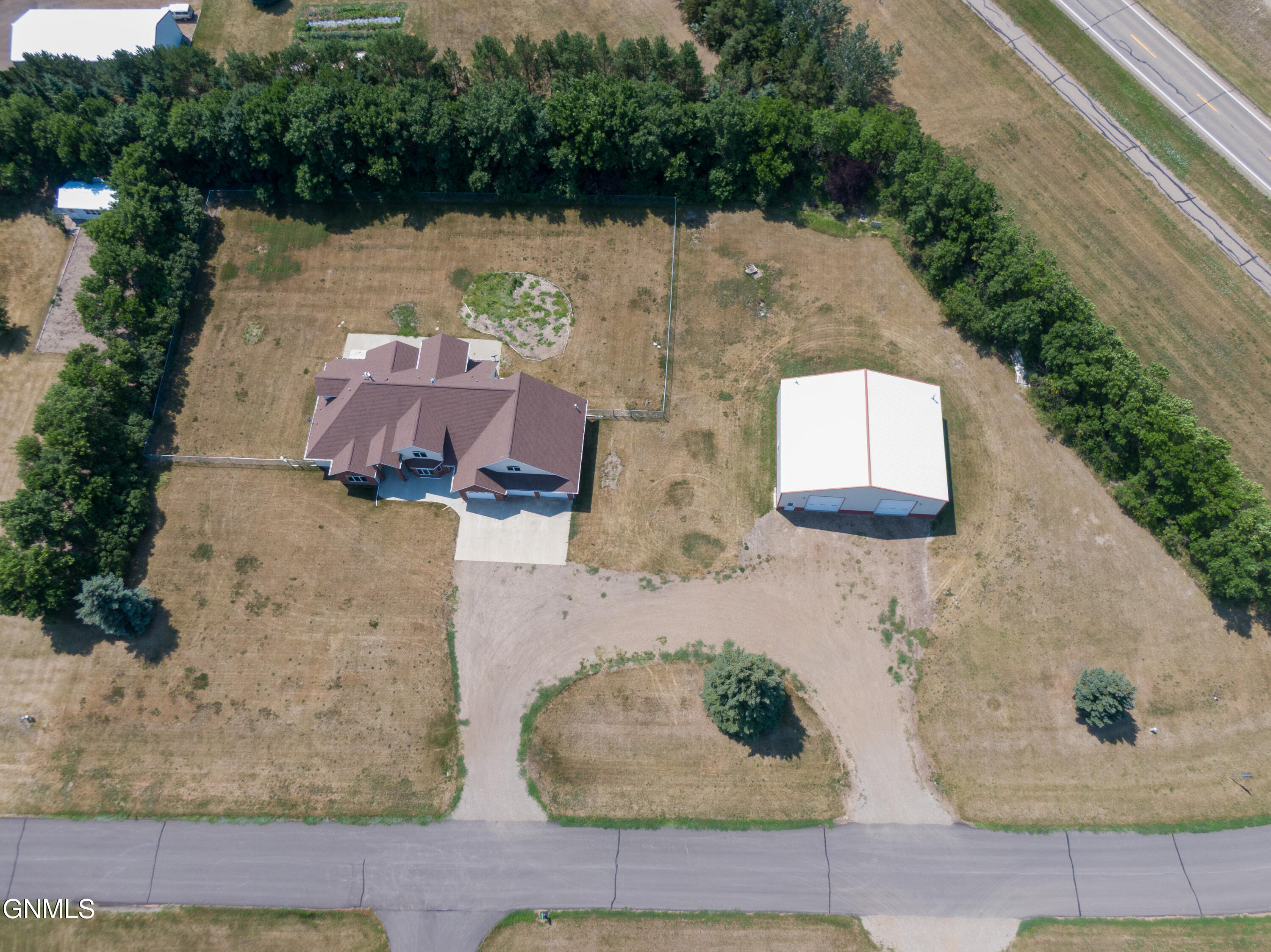main property photo 40